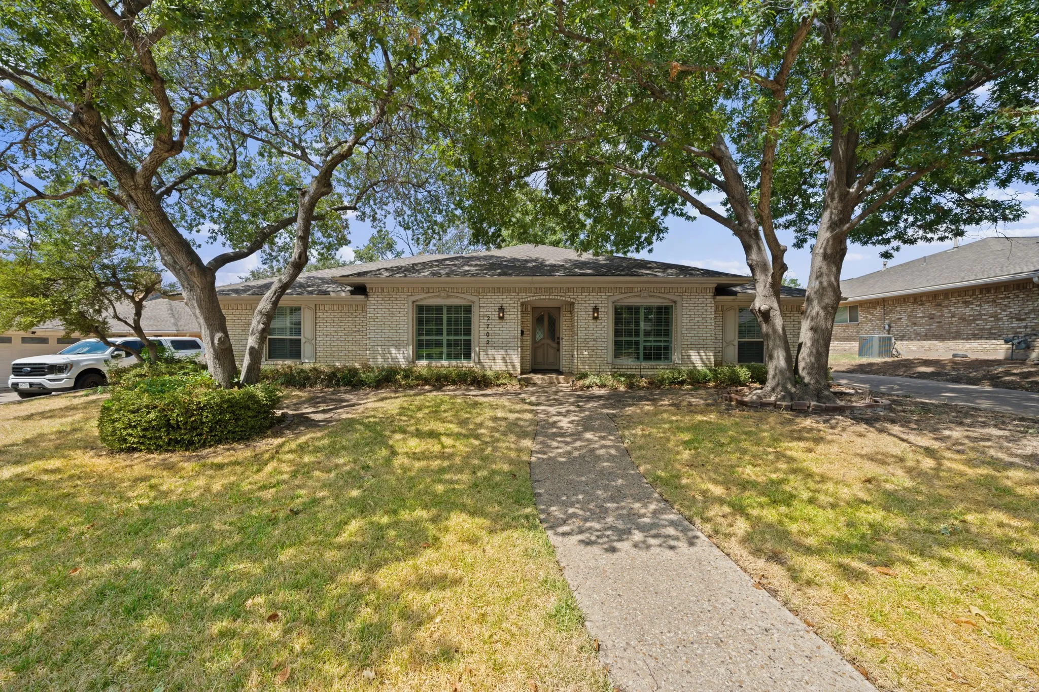 Single Family Residence For Sale in Dallas County , 2702 Wagonwheel Drive, Carrollton, Texas 75006, 4 Bedroom, 3 Bathroom, 2 Garage spaces, 2,493 Sqft, built in 1974, mls#21376175, Real Estate Agent in Carrollton, Homes For Sale in Dallas county, Homes For Sale in Carrollton, Realtor in Carrollton Texas, Real Estate Brokerage Independent Realty Texas, Luminita Cordes Realtor