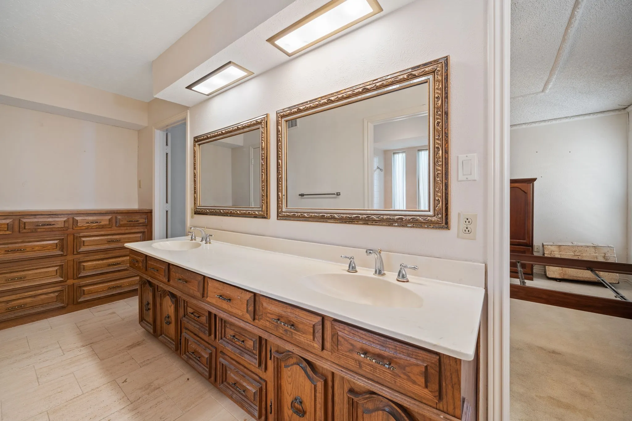 Single Family Residence For Sale in Dallas County , 2702 Wagonwheel Drive, Carrollton, Texas 75006, 4 Bedroom, 3 Bathroom, 2 Garage spaces, 2,493 Sqft, built in 1974, mls#21376175, Real Estate Agent in Carrollton, Homes For Sale in Dallas county, Homes For Sale in Carrollton, Realtor in Carrollton Texas, Real Estate Brokerage Independent Realty Texas, Luminita Cordes Realtor