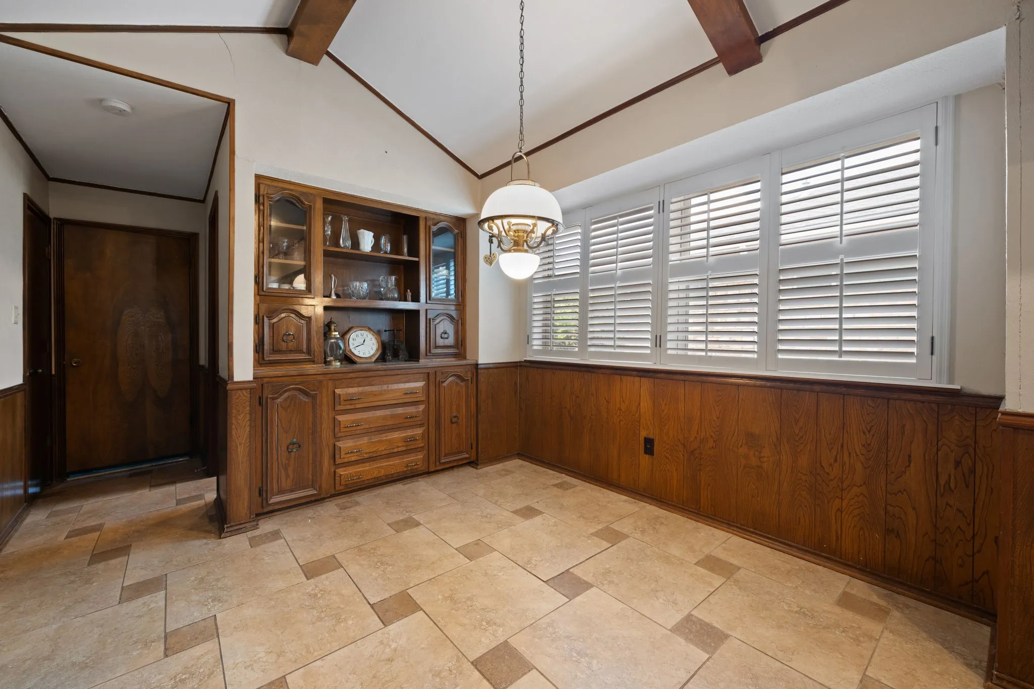 Single Family Residence For Sale in Dallas County , 2702 Wagonwheel Drive, Carrollton, Texas 75006, 4 Bedroom, 3 Bathroom, 2 Garage spaces, 2,493 Sqft, built in 1974, mls#21376175, Real Estate Agent in Carrollton, Homes For Sale in Dallas county, Homes For Sale in Carrollton, Realtor in Carrollton Texas, Real Estate Brokerage Independent Realty Texas, Luminita Cordes Realtor