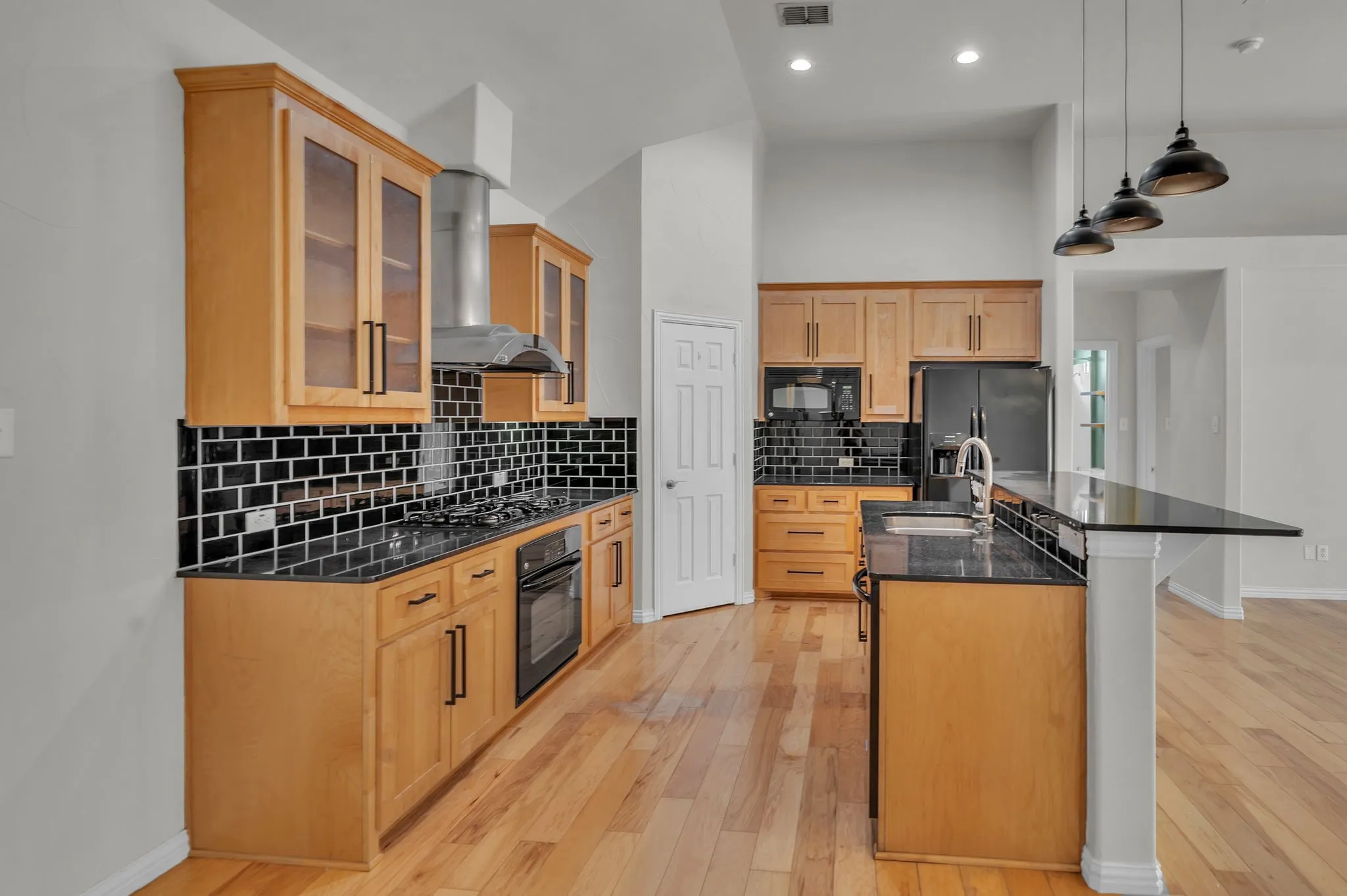 Single Family Residence For Rent in Tarrant County , 9129 Cottonwood Village Drive, Fort Worth, Texas 76120, 3 Bedroom, 2 Bathroom, 2 Garage spaces, 1,800 Sqft, built in 2007, mls#21344436, Real Estate Agent in Fort Worth, Homes For Rent in Tarrant county, Homes For Rent in Fort Worth, Realtor in Fort Worth Texas, Real Estate Brokerage Independent Realty Texas, Luminita Cordes Realtor