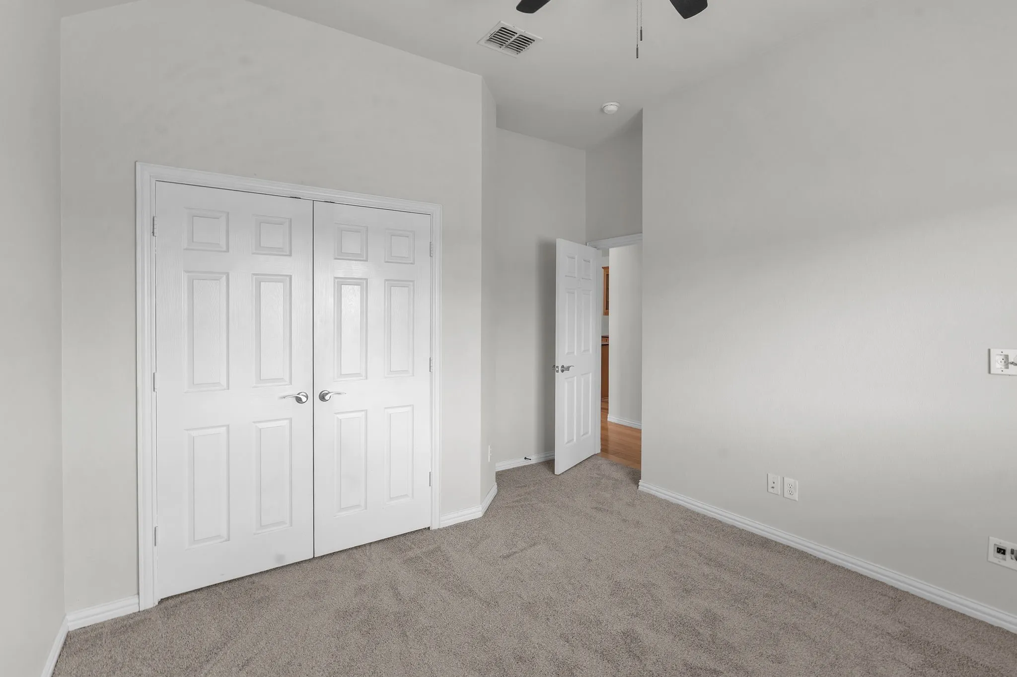 Single Family Residence For Rent in Tarrant County , 9129 Cottonwood Village Drive, Fort Worth, Texas 76120, 3 Bedroom, 2 Bathroom, 2 Garage spaces, 1,800 Sqft, built in 2007, mls#21344436, Real Estate Agent in Fort Worth, Homes For Rent in Tarrant county, Homes For Rent in Fort Worth, Realtor in Fort Worth Texas, Real Estate Brokerage Independent Realty Texas, Luminita Cordes Realtor