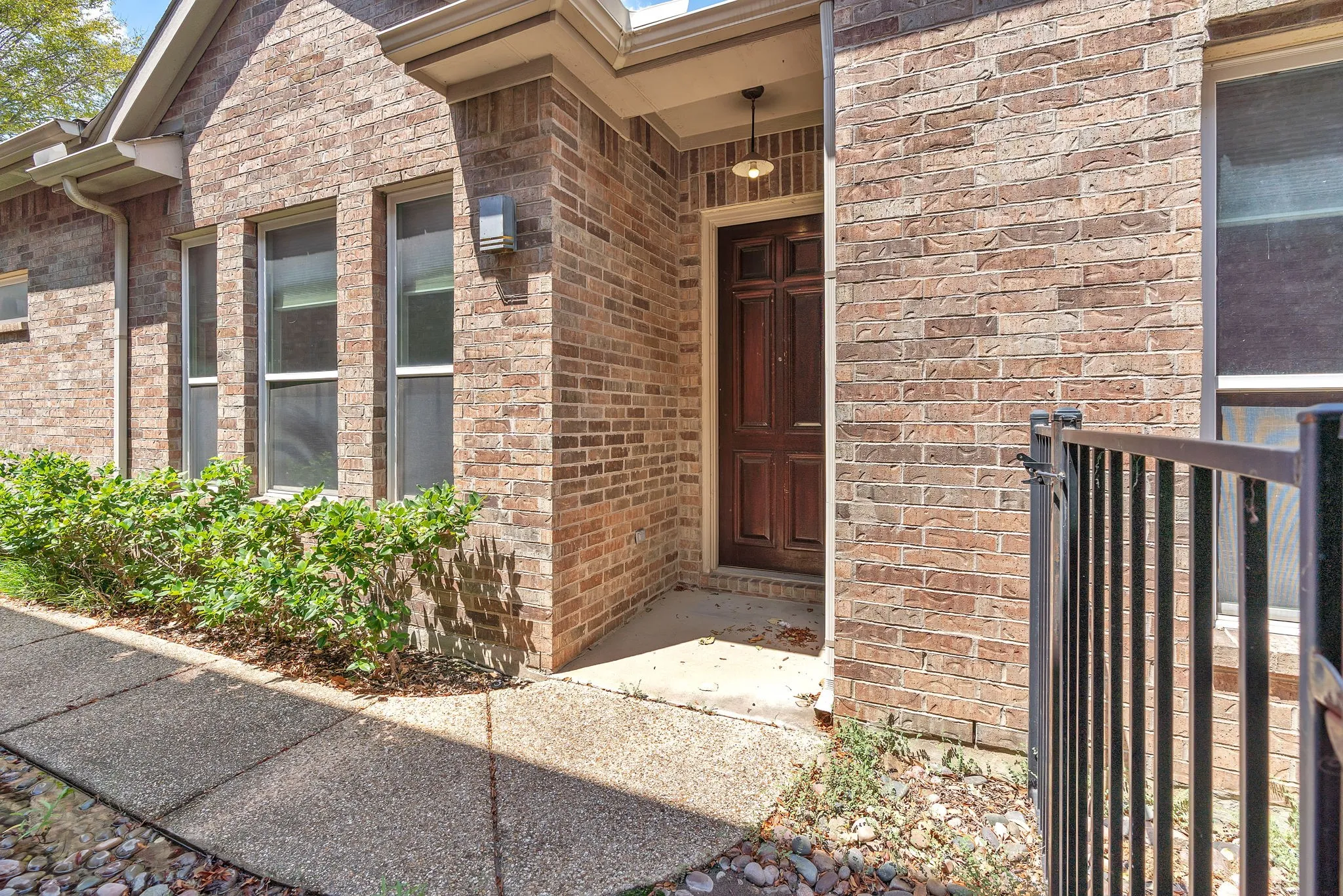 Single Family Residence For Rent in Tarrant County , 9129 Cottonwood Village Drive, Fort Worth, Texas 76120, 3 Bedroom, 2 Bathroom, 2 Garage spaces, 1,800 Sqft, built in 2007, mls#21344436, Real Estate Agent in Fort Worth, Homes For Rent in Tarrant county, Homes For Rent in Fort Worth, Realtor in Fort Worth Texas, Real Estate Brokerage Independent Realty Texas, Luminita Cordes Realtor