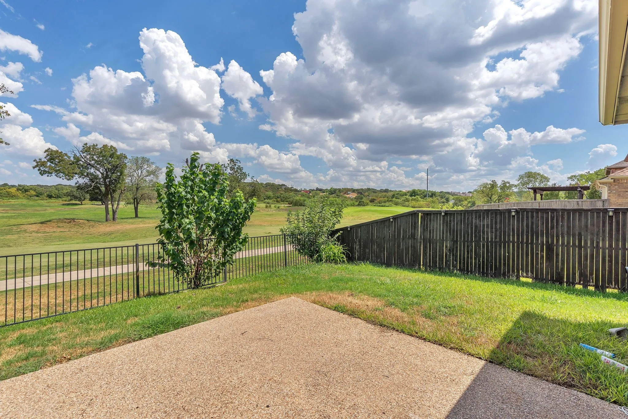 Single Family Residence For Rent in Tarrant County , 9129 Cottonwood Village Drive, Fort Worth, Texas 76120, 3 Bedroom, 2 Bathroom, 2 Garage spaces, 1,800 Sqft, built in 2007, mls#21344436, Real Estate Agent in Fort Worth, Homes For Rent in Tarrant county, Homes For Rent in Fort Worth, Realtor in Fort Worth Texas, Real Estate Brokerage Independent Realty Texas, Luminita Cordes Realtor