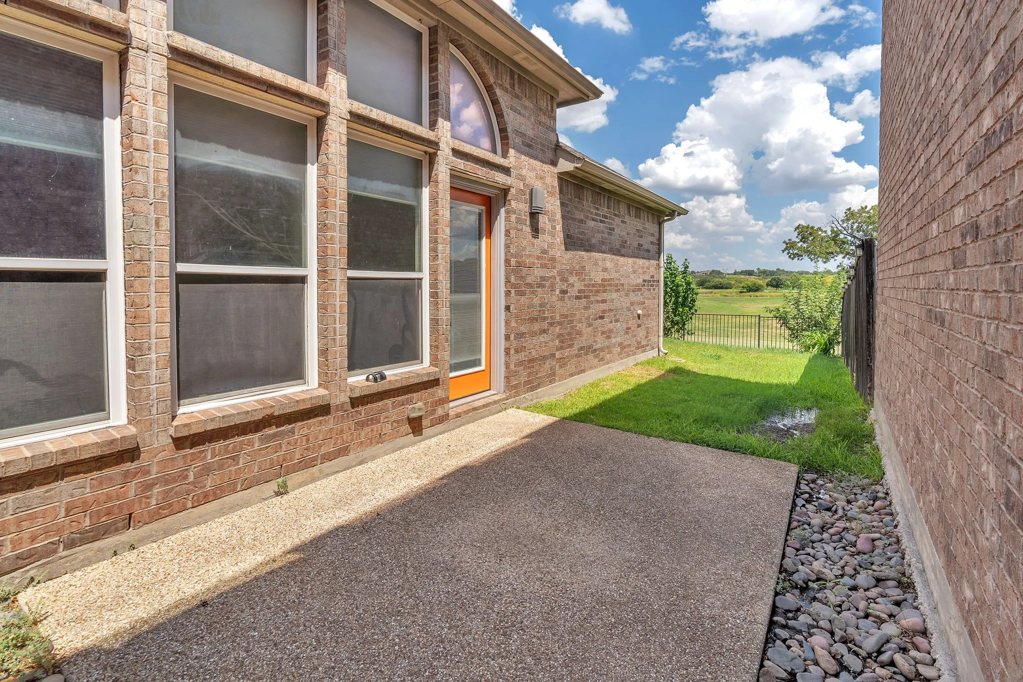 Single Family Residence For Rent in Tarrant County , 9129 Cottonwood Village Drive, Fort Worth, Texas 76120, 3 Bedroom, 2 Bathroom, 2 Garage spaces, 1,800 Sqft, built in 2007, mls#21344436, Real Estate Agent in Fort Worth, Homes For Rent in Tarrant county, Homes For Rent in Fort Worth, Realtor in Fort Worth Texas, Real Estate Brokerage Independent Realty Texas, Luminita Cordes Realtor