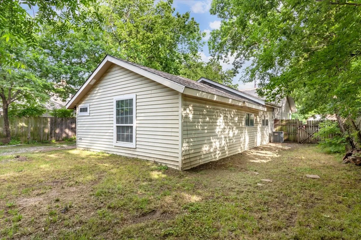 Single Family Residence For Sale in Grayson County , 1010 E Cherry Street, Sherman, Texas 75090, 4 Bedroom, 2 Bathroom, 2 Garage spaces, 1,856 Sqft, built in 1925, mls#21376519, Real Estate Agent in Sherman, Homes For Sale in Grayson county, Homes For Sale in Sherman, Realtor in Sherman Texas, Real Estate Brokerage Independent Realty Texas, Luminita Cordes Realtor