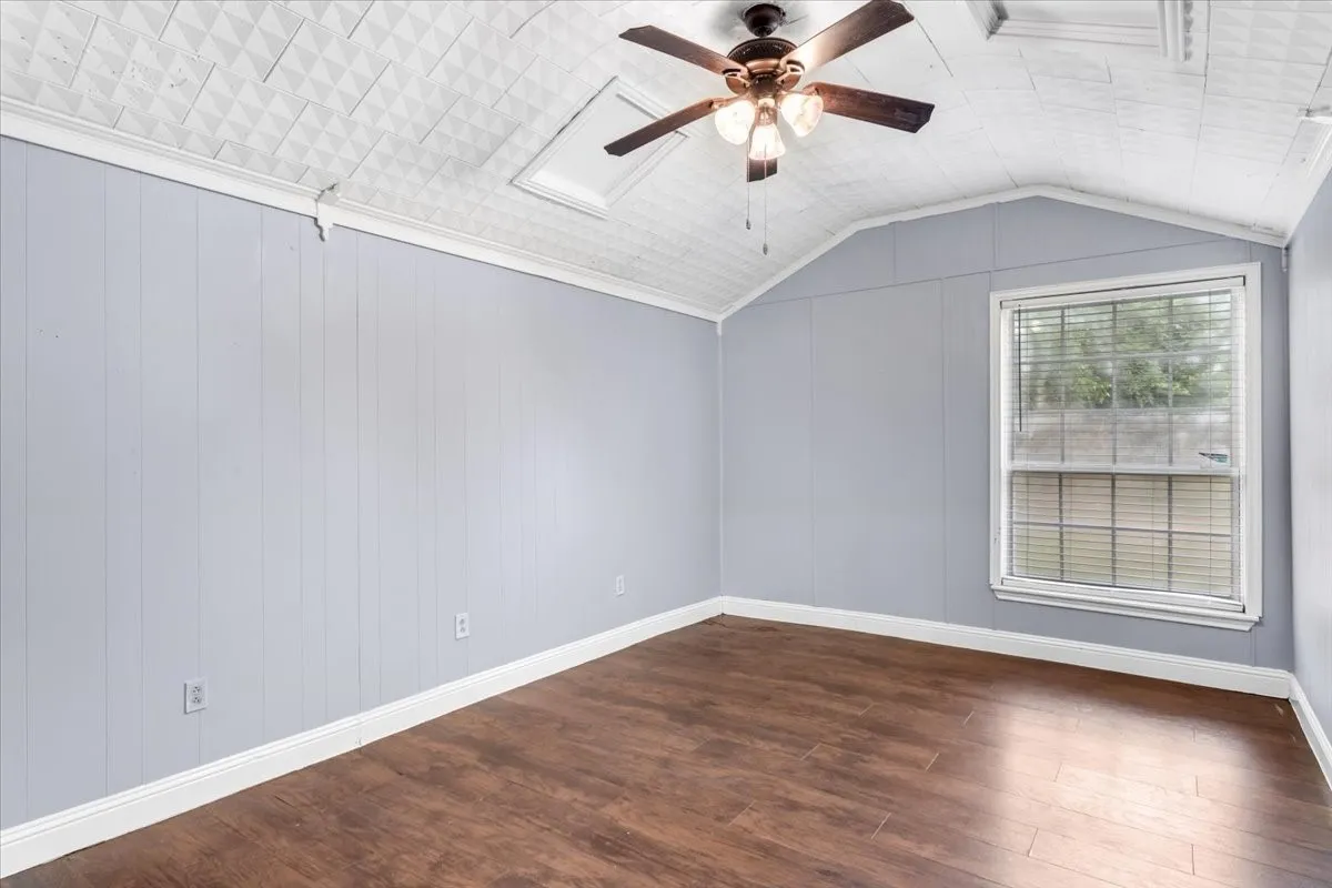 Single Family Residence For Sale in Grayson County , 1010 E Cherry Street, Sherman, Texas 75090, 4 Bedroom, 2 Bathroom, 2 Garage spaces, 1,856 Sqft, built in 1925, mls#21376519, Real Estate Agent in Sherman, Homes For Sale in Grayson county, Homes For Sale in Sherman, Realtor in Sherman Texas, Real Estate Brokerage Independent Realty Texas, Luminita Cordes Realtor