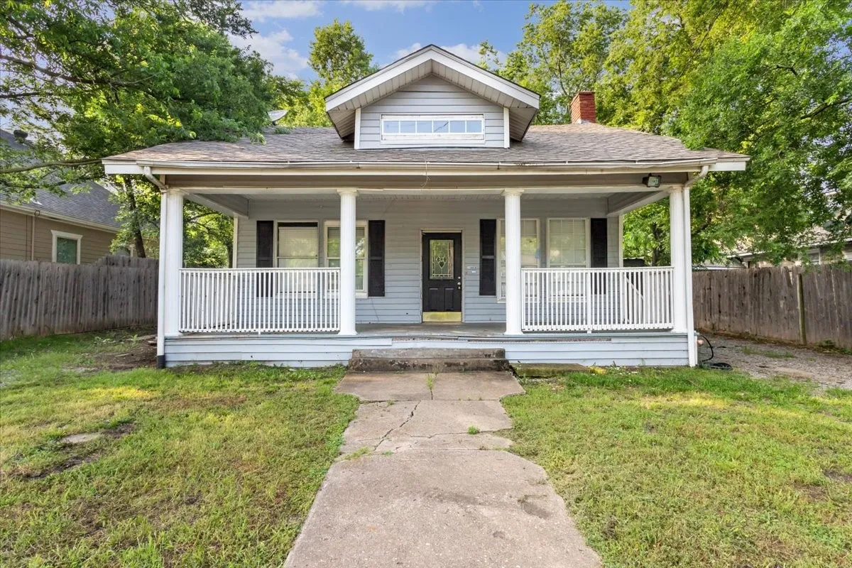 Single Family Residence For Sale in Grayson County , 1010 E Cherry Street, Sherman, Texas 75090, 4 Bedroom, 2 Bathroom, 2 Garage spaces, 1,856 Sqft, built in 1925, mls#21376519, Real Estate Agent in Sherman, Homes For Sale in Grayson county, Homes For Sale in Sherman, Realtor in Sherman Texas, Real Estate Brokerage Independent Realty Texas, Luminita Cordes Realtor