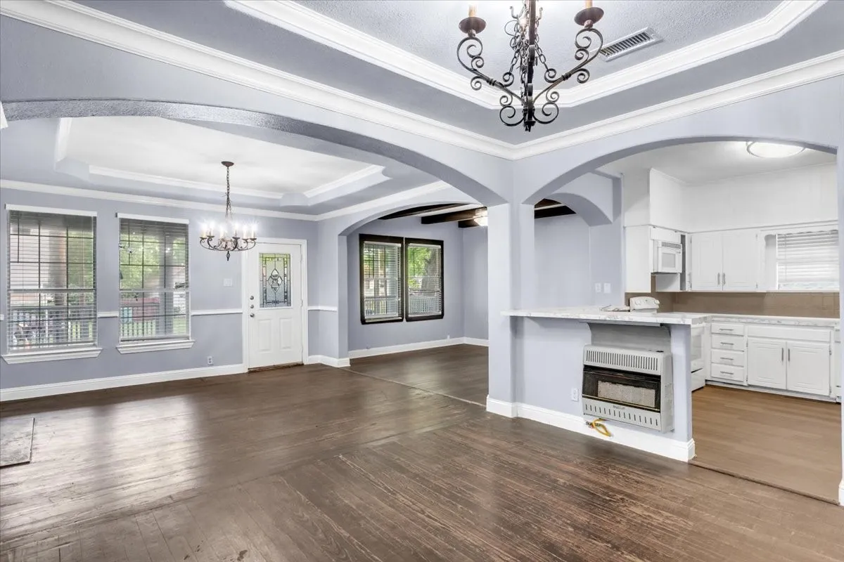 Single Family Residence For Sale in Grayson County , 1010 E Cherry Street, Sherman, Texas 75090, 4 Bedroom, 2 Bathroom, 2 Garage spaces, 1,856 Sqft, built in 1925, mls#21376519, Real Estate Agent in Sherman, Homes For Sale in Grayson county, Homes For Sale in Sherman, Realtor in Sherman Texas, Real Estate Brokerage Independent Realty Texas, Luminita Cordes Realtor