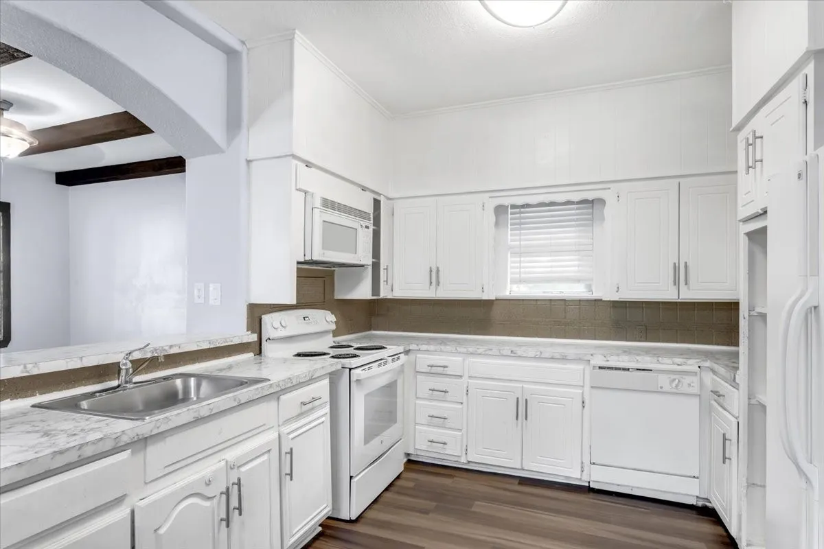 Single Family Residence For Sale in Grayson County , 1010 E Cherry Street, Sherman, Texas 75090, 4 Bedroom, 2 Bathroom, 2 Garage spaces, 1,856 Sqft, built in 1925, mls#21376519, Real Estate Agent in Sherman, Homes For Sale in Grayson county, Homes For Sale in Sherman, Realtor in Sherman Texas, Real Estate Brokerage Independent Realty Texas, Luminita Cordes Realtor