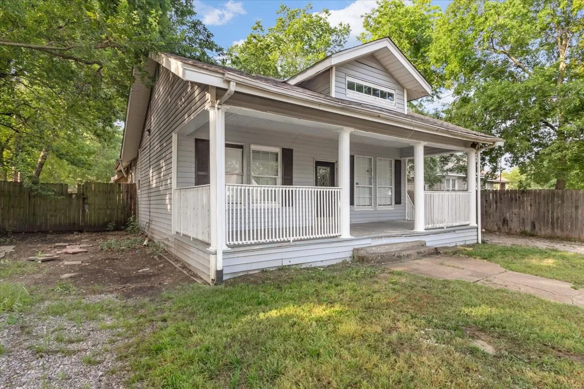 Single Family Residence For Sale in Grayson County , 1010 E Cherry Street, Sherman, Texas 75090, 4 Bedroom, 2 Bathroom, 2 Garage spaces, 1,856 Sqft, built in 1925, mls#21376519, Real Estate Agent in Sherman, Homes For Sale in Grayson county, Homes For Sale in Sherman, Realtor in Sherman Texas, Real Estate Brokerage Independent Realty Texas, Luminita Cordes Realtor