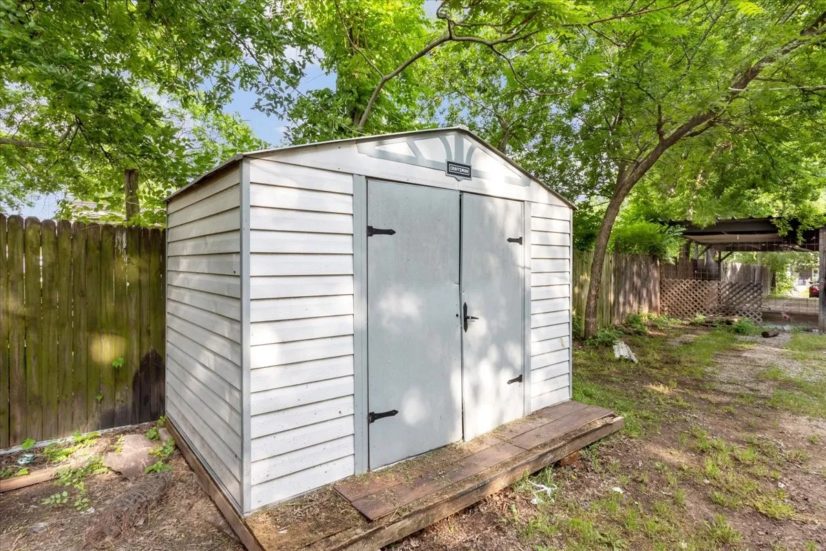 Single Family Residence For Sale in Grayson County , 1010 E Cherry Street, Sherman, Texas 75090, 4 Bedroom, 2 Bathroom, 2 Garage spaces, 1,856 Sqft, built in 1925, mls#21376519, Real Estate Agent in Sherman, Homes For Sale in Grayson county, Homes For Sale in Sherman, Realtor in Sherman Texas, Real Estate Brokerage Independent Realty Texas, Luminita Cordes Realtor