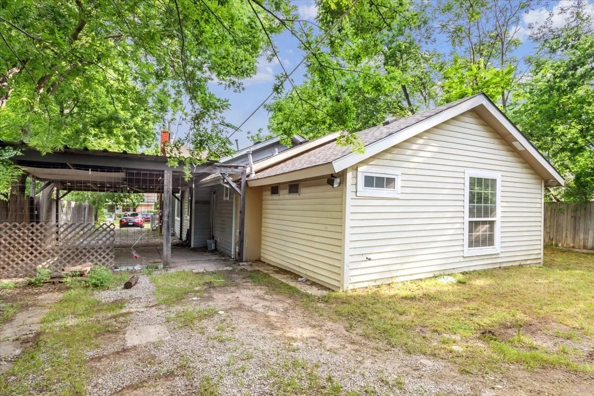 Single Family Residence For Sale in Grayson County , 1010 E Cherry Street, Sherman, Texas 75090, 4 Bedroom, 2 Bathroom, 2 Garage spaces, 1,856 Sqft, built in 1925, mls#21376519, Real Estate Agent in Sherman, Homes For Sale in Grayson county, Homes For Sale in Sherman, Realtor in Sherman Texas, Real Estate Brokerage Independent Realty Texas, Luminita Cordes Realtor