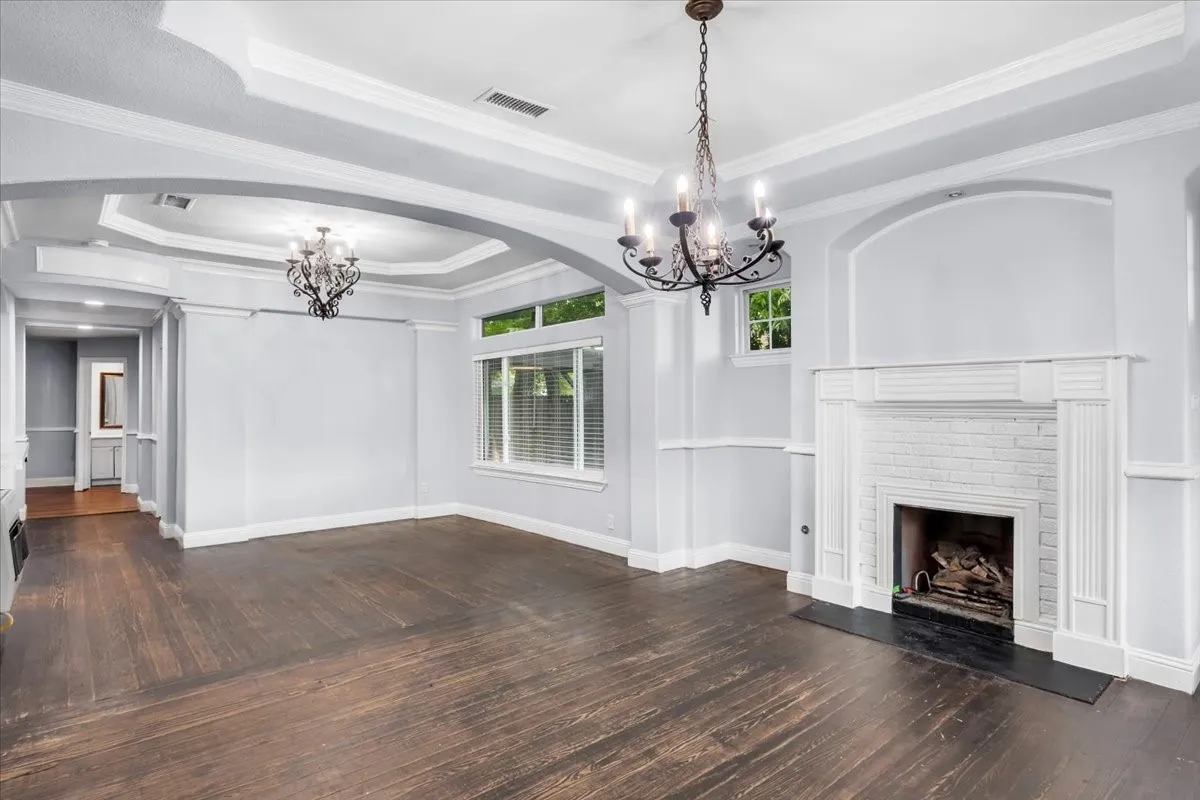 Single Family Residence For Sale in Grayson County , 1010 E Cherry Street, Sherman, Texas 75090, 4 Bedroom, 2 Bathroom, 2 Garage spaces, 1,856 Sqft, built in 1925, mls#21376519, Real Estate Agent in Sherman, Homes For Sale in Grayson county, Homes For Sale in Sherman, Realtor in Sherman Texas, Real Estate Brokerage Independent Realty Texas, Luminita Cordes Realtor