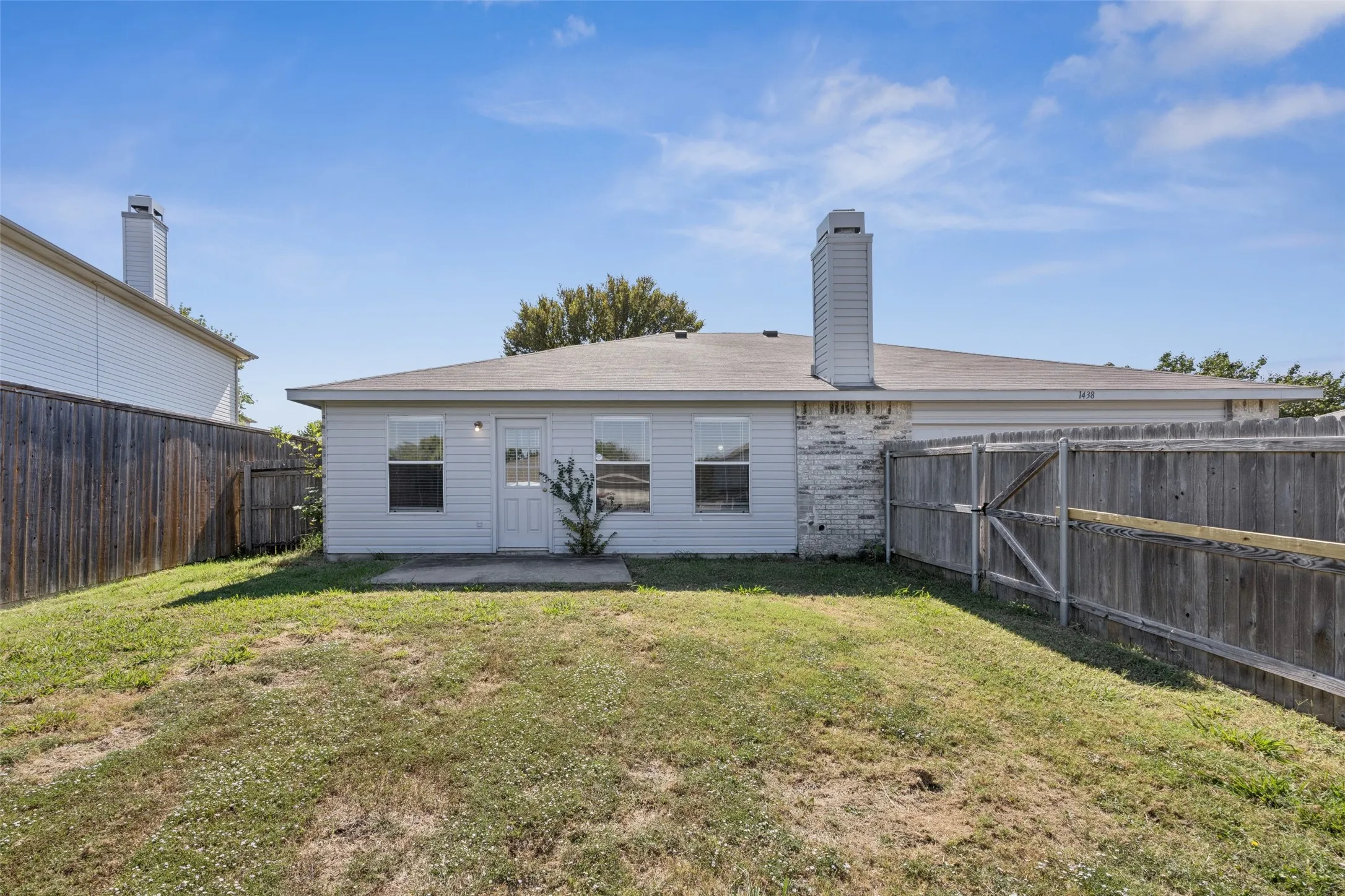 Single Family Residence For Sale in Rockwall County , 1438 Stewart Drive, Rockwall, Texas 75032, 3 Bedroom, 2 Bathroom, 2 Garage spaces, 1,608 Sqft, built in 2000, mls#21376492, Real Estate Agent in Rockwall, Homes For Sale in Rockwall county, Homes For Sale in Rockwall, Realtor in Rockwall Texas, Real Estate Brokerage Independent Realty Texas, Luminita Cordes Realtor