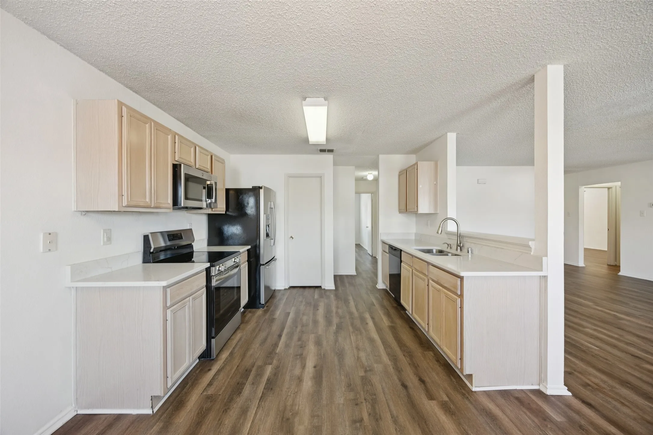 Single Family Residence For Sale in Rockwall County , 1438 Stewart Drive, Rockwall, Texas 75032, 3 Bedroom, 2 Bathroom, 2 Garage spaces, 1,608 Sqft, built in 2000, mls#21376492, Real Estate Agent in Rockwall, Homes For Sale in Rockwall county, Homes For Sale in Rockwall, Realtor in Rockwall Texas, Real Estate Brokerage Independent Realty Texas, Luminita Cordes Realtor