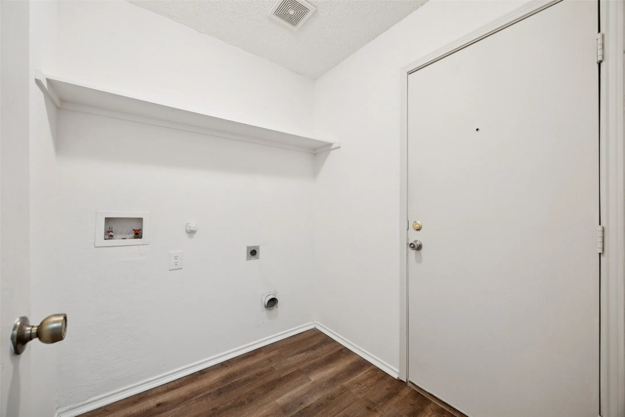 Single Family Residence For Sale in Rockwall County , 1438 Stewart Drive, Rockwall, Texas 75032, 3 Bedroom, 2 Bathroom, 2 Garage spaces, 1,608 Sqft, built in 2000, mls#21376492, Real Estate Agent in Rockwall, Homes For Sale in Rockwall county, Homes For Sale in Rockwall, Realtor in Rockwall Texas, Real Estate Brokerage Independent Realty Texas, Luminita Cordes Realtor