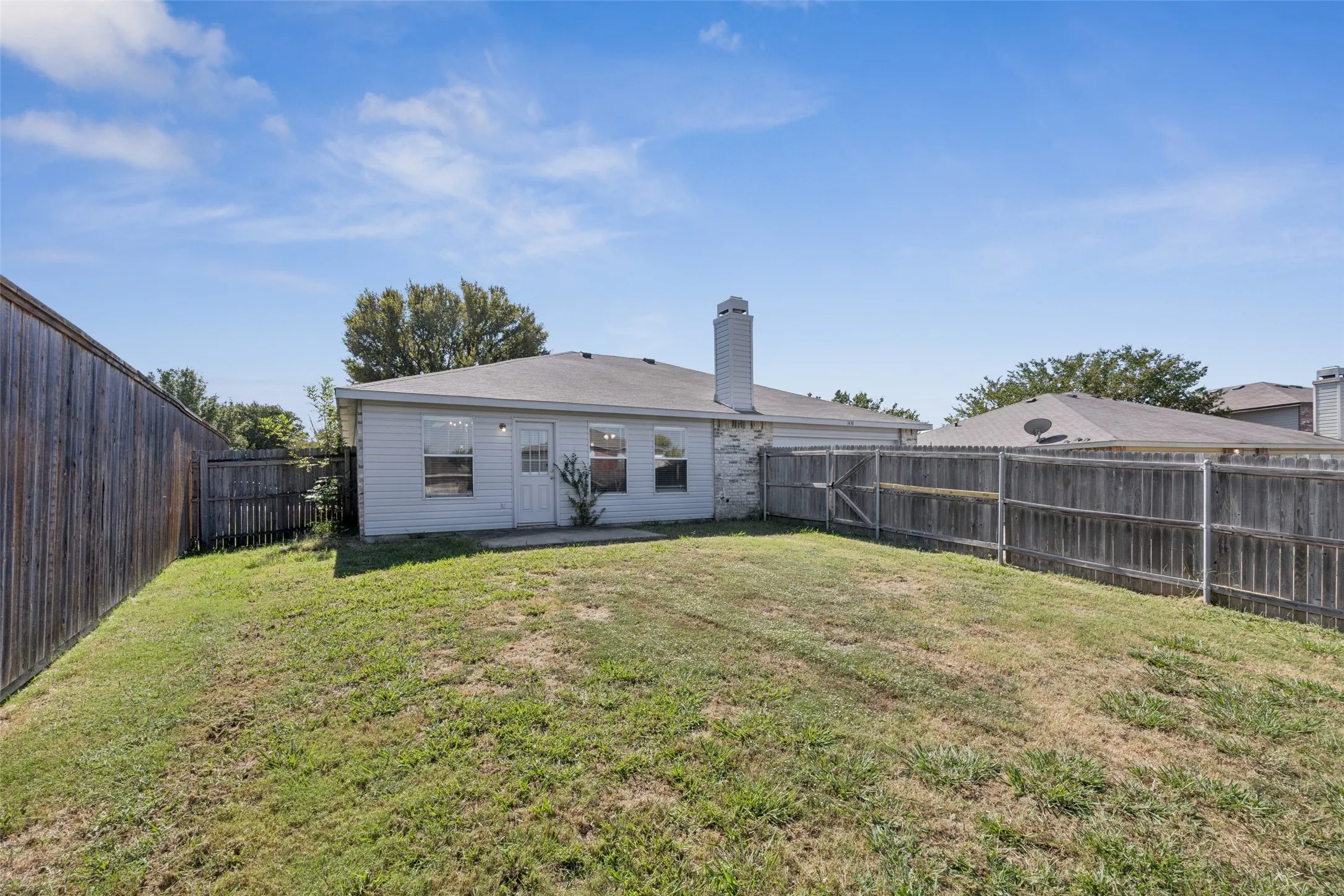 Single Family Residence For Sale in Rockwall County , 1438 Stewart Drive, Rockwall, Texas 75032, 3 Bedroom, 2 Bathroom, 2 Garage spaces, 1,608 Sqft, built in 2000, mls#21376492, Real Estate Agent in Rockwall, Homes For Sale in Rockwall county, Homes For Sale in Rockwall, Realtor in Rockwall Texas, Real Estate Brokerage Independent Realty Texas, Luminita Cordes Realtor