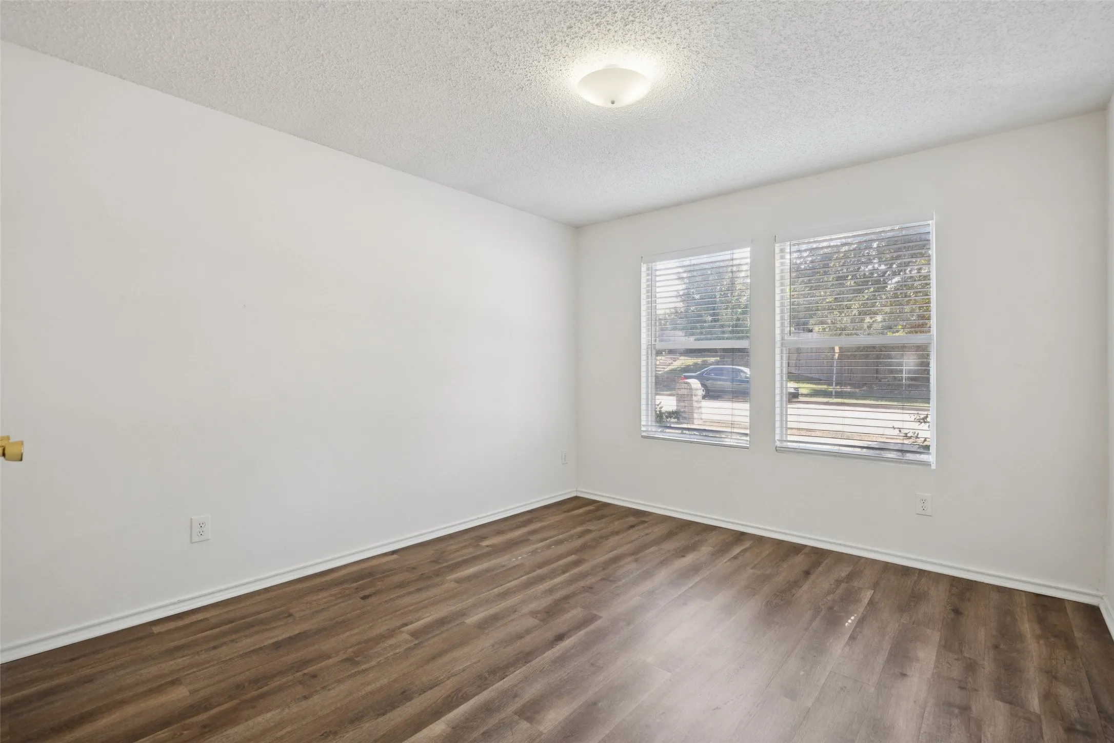 Single Family Residence For Sale in Rockwall County , 1438 Stewart Drive, Rockwall, Texas 75032, 3 Bedroom, 2 Bathroom, 2 Garage spaces, 1,608 Sqft, built in 2000, mls#21376492, Real Estate Agent in Rockwall, Homes For Sale in Rockwall county, Homes For Sale in Rockwall, Realtor in Rockwall Texas, Real Estate Brokerage Independent Realty Texas, Luminita Cordes Realtor