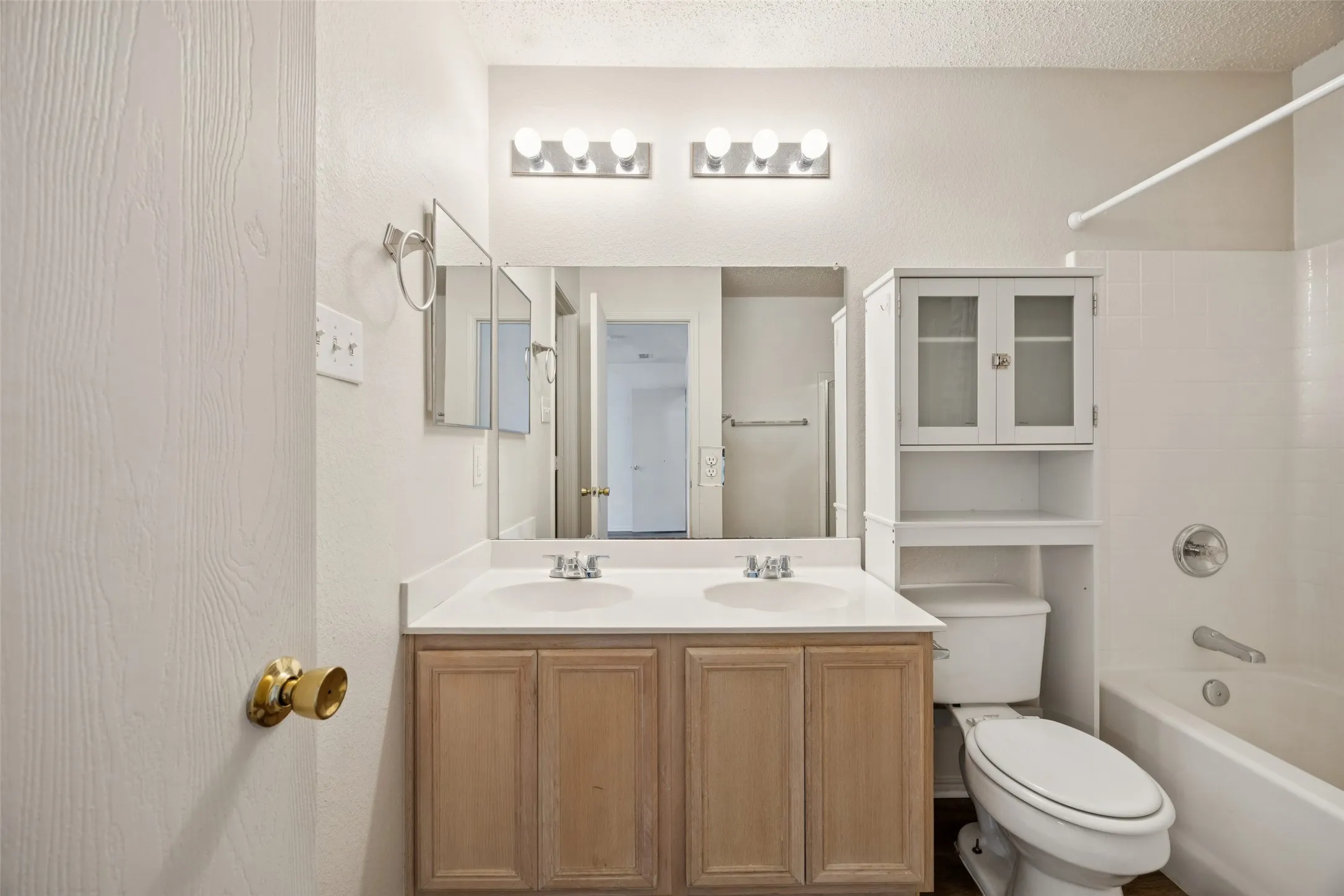 Single Family Residence For Sale in Rockwall County , 1438 Stewart Drive, Rockwall, Texas 75032, 3 Bedroom, 2 Bathroom, 2 Garage spaces, 1,608 Sqft, built in 2000, mls#21376492, Real Estate Agent in Rockwall, Homes For Sale in Rockwall county, Homes For Sale in Rockwall, Realtor in Rockwall Texas, Real Estate Brokerage Independent Realty Texas, Luminita Cordes Realtor