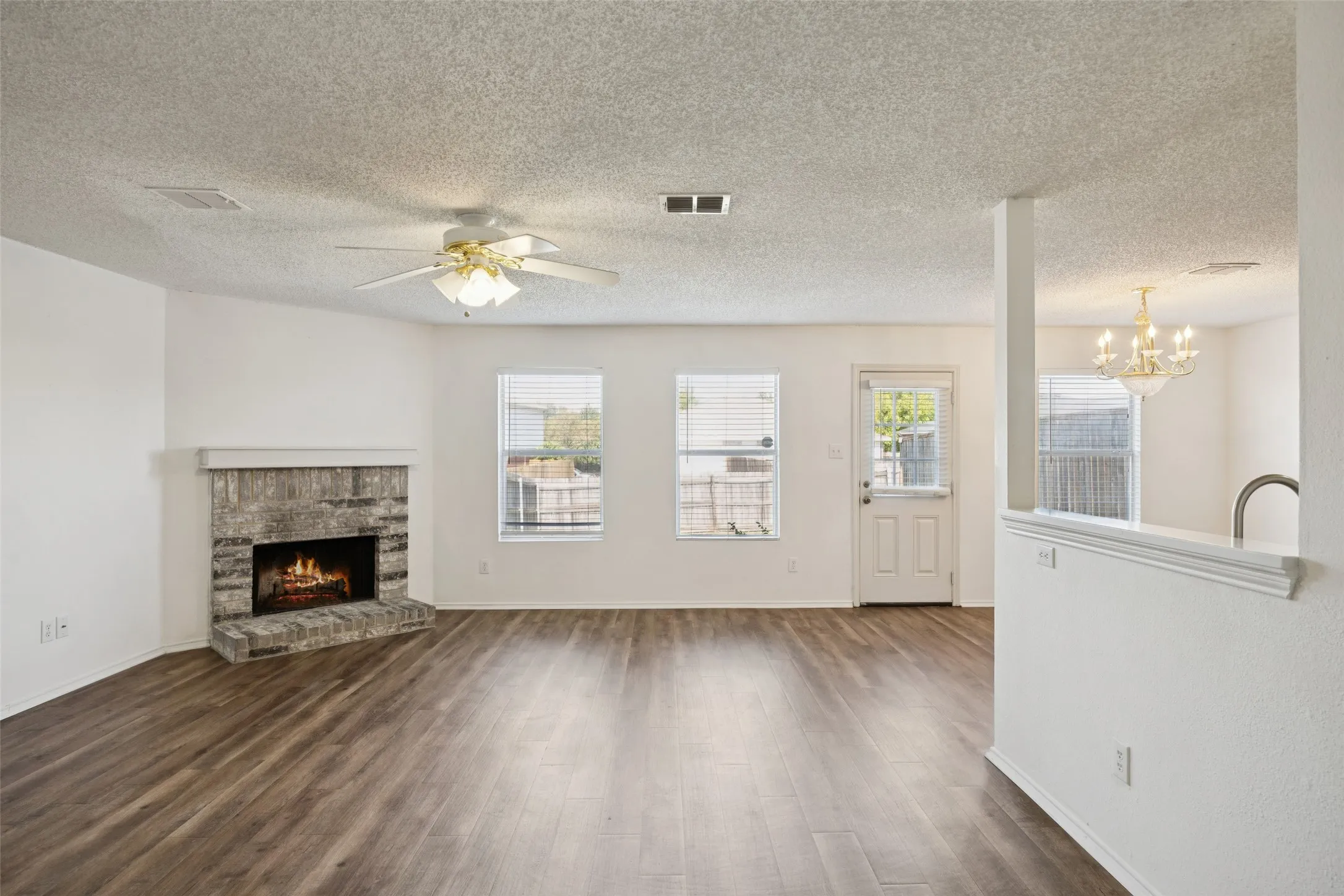 Single Family Residence For Sale in Rockwall County , 1438 Stewart Drive, Rockwall, Texas 75032, 3 Bedroom, 2 Bathroom, 2 Garage spaces, 1,608 Sqft, built in 2000, mls#21376492, Real Estate Agent in Rockwall, Homes For Sale in Rockwall county, Homes For Sale in Rockwall, Realtor in Rockwall Texas, Real Estate Brokerage Independent Realty Texas, Luminita Cordes Realtor