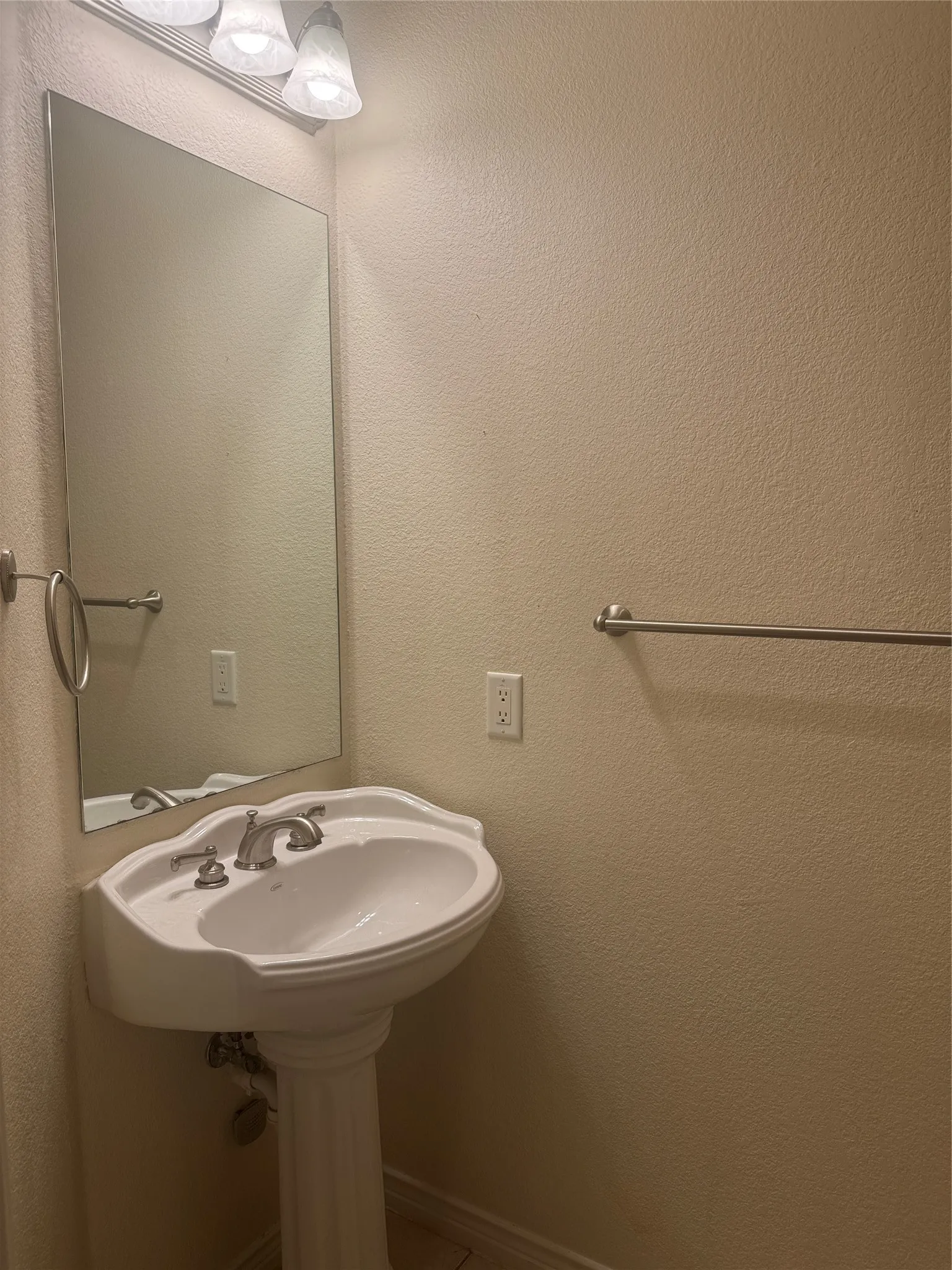 Townhouse For Rent in Dallas County , 2003 Garden View Lane, Richardson, Texas 75080, 3 Bedroom, 3 Bathroom, 2 Garage spaces, 1,754 Sqft, built in 2006, mls#21376521, Real Estate Agent in Richardson, Homes For Rent in Dallas county, Homes For Rent in Richardson, Realtor in Richardson Texas, Real Estate Brokerage Independent Realty Texas, Luminita Cordes Realtor