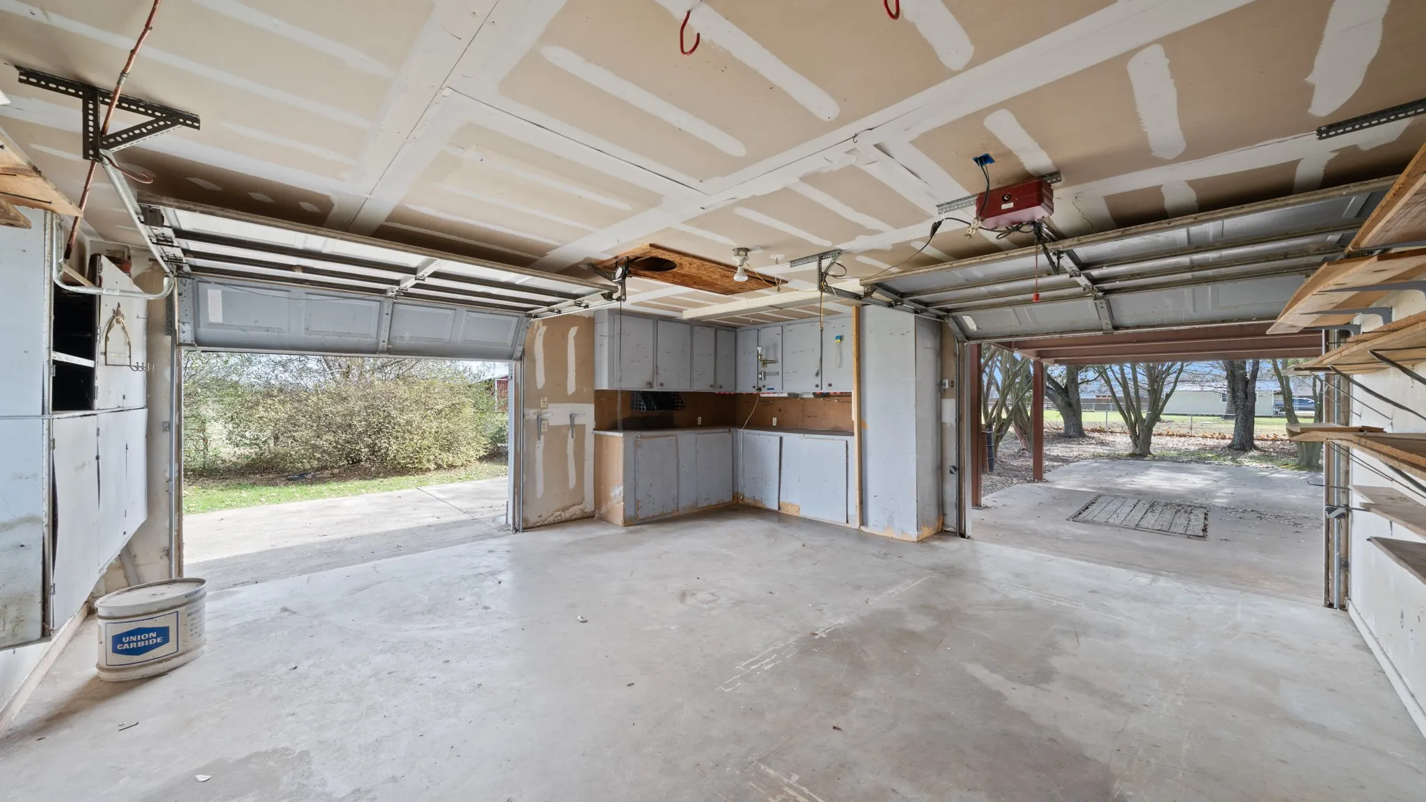 Single Family Residence For Sale in Kaufman County , 9193 County Road 158, Kaufman, Texas 75142, 3 Bedroom, 3 Bathroom, 2 Garage spaces, 2,366 Sqft, built in 1989, mls#21376479, Real Estate Agent in Kaufman, Homes For Sale in Kaufman county, Homes For Sale in Kaufman, Realtor in Kaufman Texas, Real Estate Brokerage Independent Realty Texas, Luminita Cordes Realtor