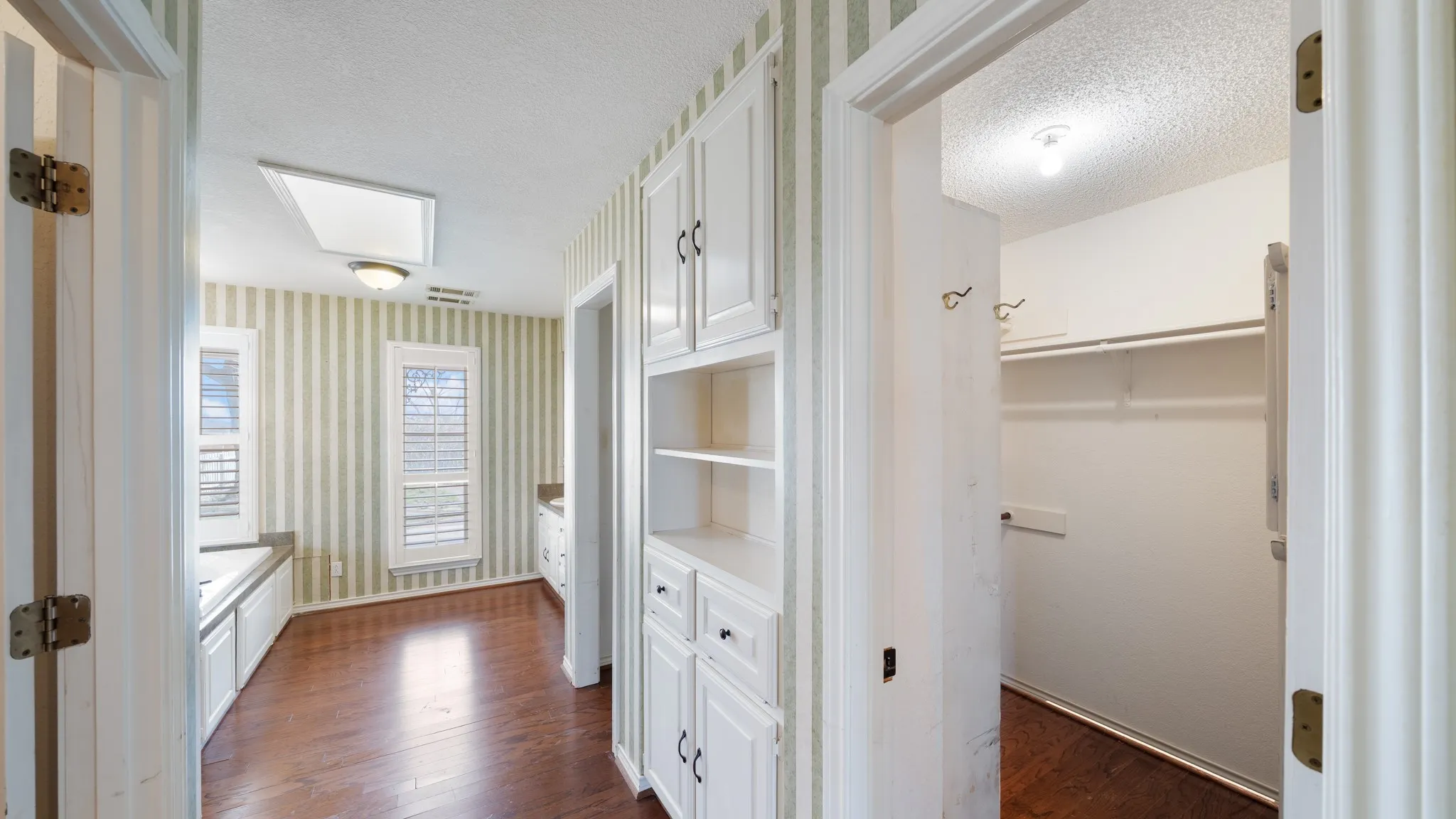 Single Family Residence For Sale in Kaufman County , 9193 County Road 158, Kaufman, Texas 75142, 3 Bedroom, 3 Bathroom, 2 Garage spaces, 2,366 Sqft, built in 1989, mls#21376479, Real Estate Agent in Kaufman, Homes For Sale in Kaufman county, Homes For Sale in Kaufman, Realtor in Kaufman Texas, Real Estate Brokerage Independent Realty Texas, Luminita Cordes Realtor