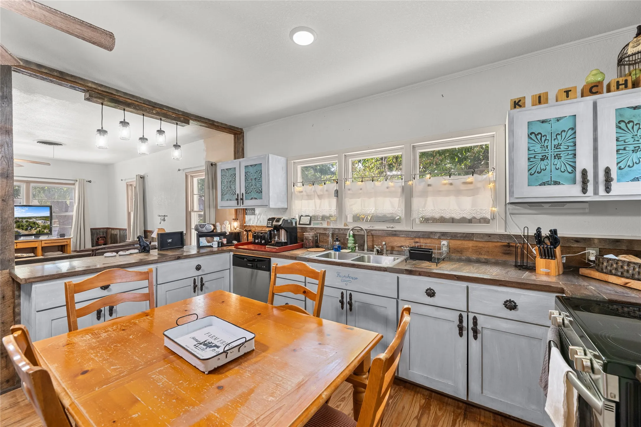 Single Family Residence For Sale in Bosque County , 207 S Erath, Meridian, Texas 76665, 2 Bedroom, 2 Bathroom, 1 Garage spaces, 1,264 Sqft, built in 1932, mls#21376256, Real Estate Agent in Meridian, Homes For Sale in Bosque county, Homes For Sale in Meridian, Realtor in Meridian Texas, Real Estate Brokerage Independent Realty Texas, Luminita Cordes Realtor