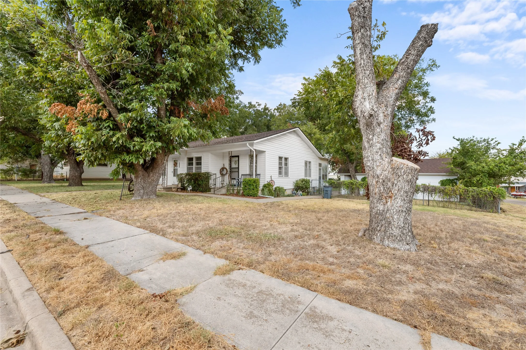 Single Family Residence For Sale in Bosque County , 207 S Erath, Meridian, Texas 76665, 2 Bedroom, 2 Bathroom, 1 Garage spaces, 1,264 Sqft, built in 1932, mls#21376256, Real Estate Agent in Meridian, Homes For Sale in Bosque county, Homes For Sale in Meridian, Realtor in Meridian Texas, Real Estate Brokerage Independent Realty Texas, Luminita Cordes Realtor