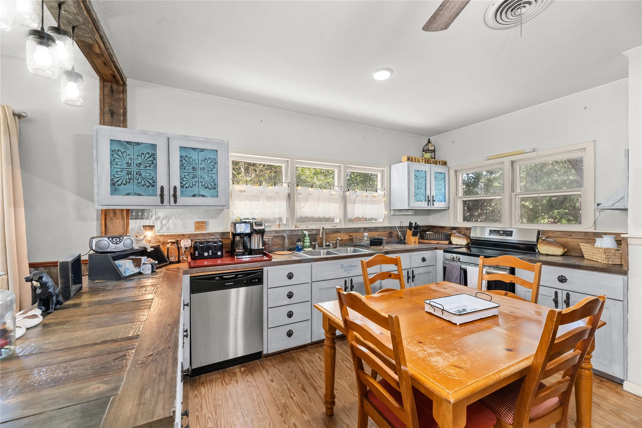 Single Family Residence For Sale in Bosque County , 207 S Erath, Meridian, Texas 76665, 2 Bedroom, 2 Bathroom, 1 Garage spaces, 1,264 Sqft, built in 1932, mls#21376256, Real Estate Agent in Meridian, Homes For Sale in Bosque county, Homes For Sale in Meridian, Realtor in Meridian Texas, Real Estate Brokerage Independent Realty Texas, Luminita Cordes Realtor
