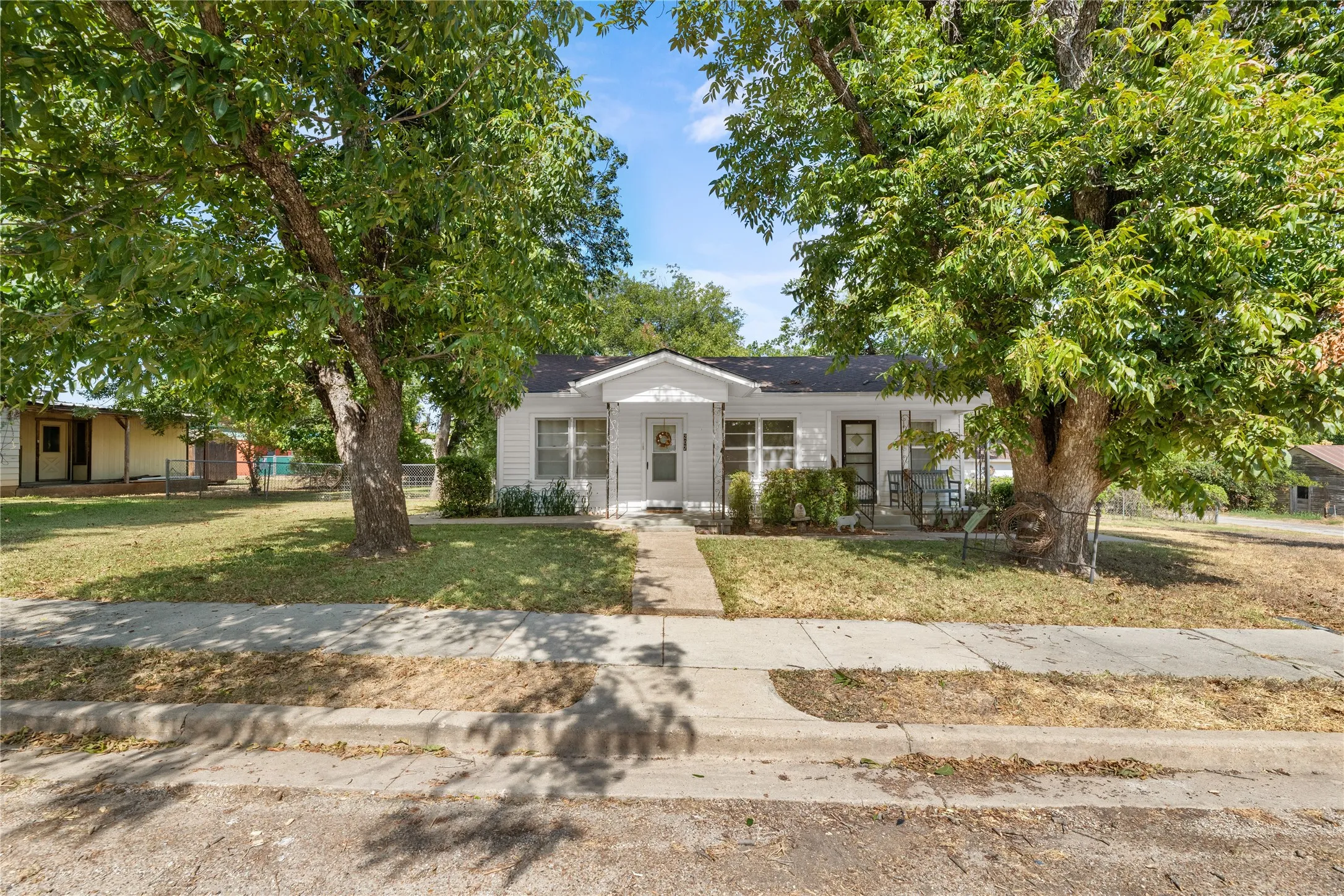 Single Family Residence For Sale in Bosque County , 207 S Erath, Meridian, Texas 76665, 2 Bedroom, 2 Bathroom, 1 Garage spaces, 1,264 Sqft, built in 1932, mls#21376256, Real Estate Agent in Meridian, Homes For Sale in Bosque county, Homes For Sale in Meridian, Realtor in Meridian Texas, Real Estate Brokerage Independent Realty Texas, Luminita Cordes Realtor