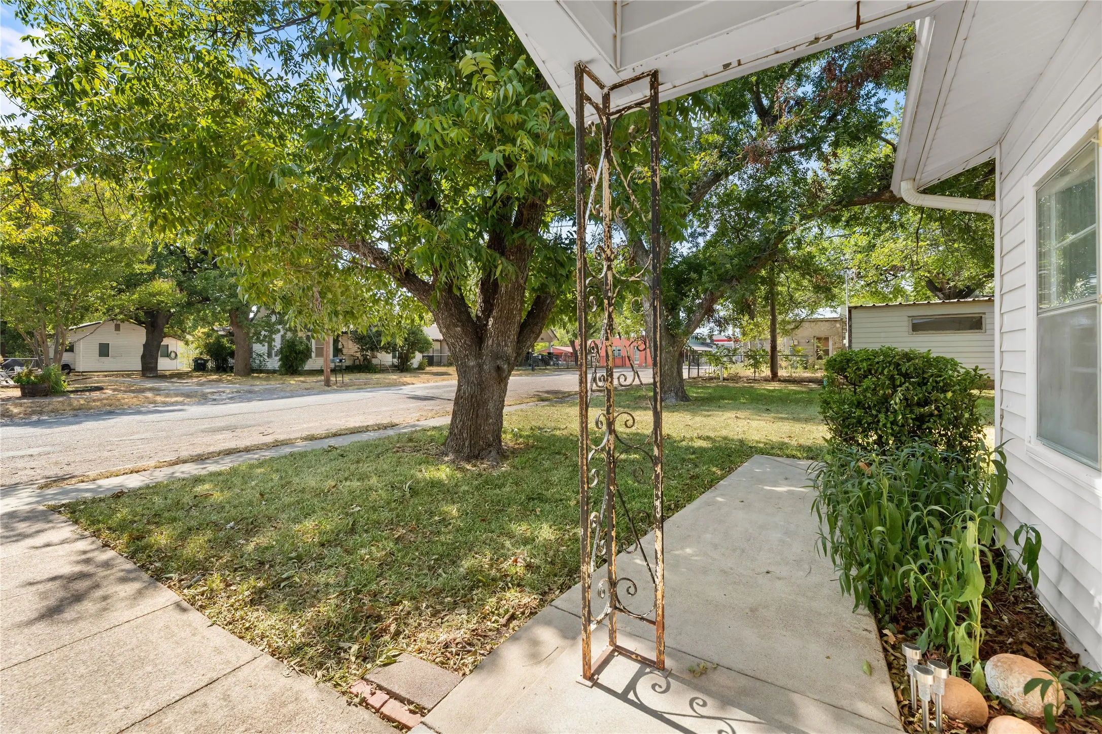 Single Family Residence For Sale in Bosque County , 207 S Erath, Meridian, Texas 76665, 2 Bedroom, 2 Bathroom, 1 Garage spaces, 1,264 Sqft, built in 1932, mls#21376256, Real Estate Agent in Meridian, Homes For Sale in Bosque county, Homes For Sale in Meridian, Realtor in Meridian Texas, Real Estate Brokerage Independent Realty Texas, Luminita Cordes Realtor