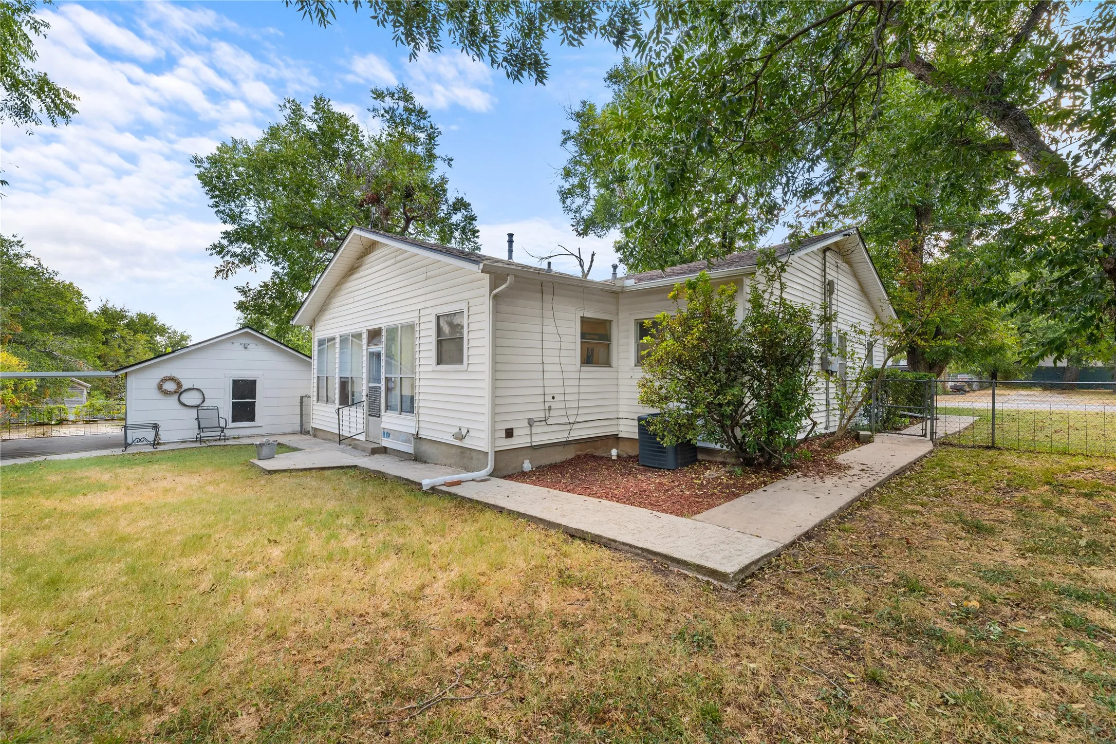 Single Family Residence For Sale in Bosque County , 207 S Erath, Meridian, Texas 76665, 2 Bedroom, 2 Bathroom, 1 Garage spaces, 1,264 Sqft, built in 1932, mls#21376256, Real Estate Agent in Meridian, Homes For Sale in Bosque county, Homes For Sale in Meridian, Realtor in Meridian Texas, Real Estate Brokerage Independent Realty Texas, Luminita Cordes Realtor