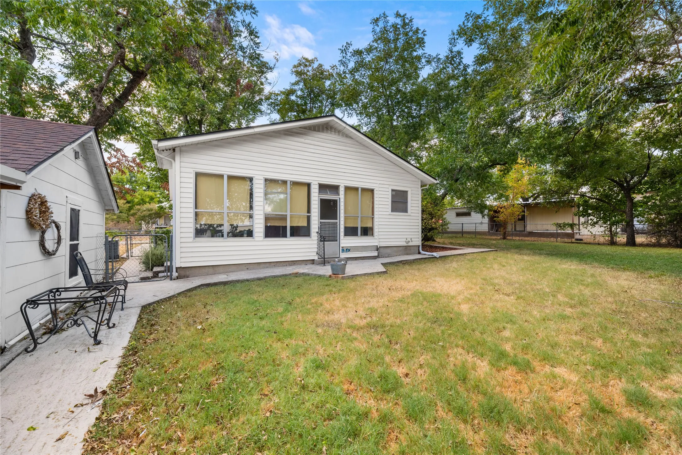 Single Family Residence For Sale in Bosque County , 207 S Erath, Meridian, Texas 76665, 2 Bedroom, 2 Bathroom, 1 Garage spaces, 1,264 Sqft, built in 1932, mls#21376256, Real Estate Agent in Meridian, Homes For Sale in Bosque county, Homes For Sale in Meridian, Realtor in Meridian Texas, Real Estate Brokerage Independent Realty Texas, Luminita Cordes Realtor