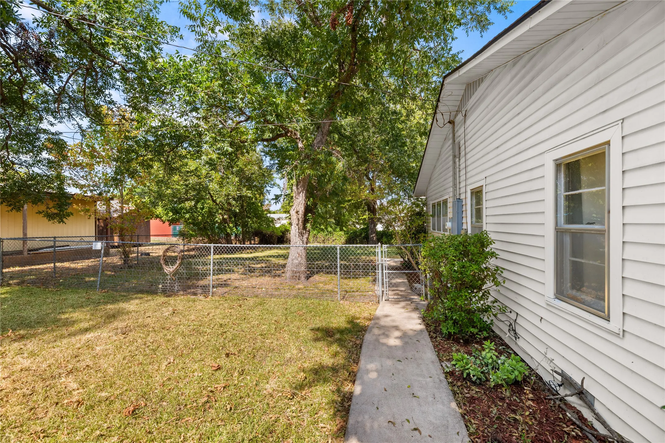 Single Family Residence For Sale in Bosque County , 207 S Erath, Meridian, Texas 76665, 2 Bedroom, 2 Bathroom, 1 Garage spaces, 1,264 Sqft, built in 1932, mls#21376256, Real Estate Agent in Meridian, Homes For Sale in Bosque county, Homes For Sale in Meridian, Realtor in Meridian Texas, Real Estate Brokerage Independent Realty Texas, Luminita Cordes Realtor
