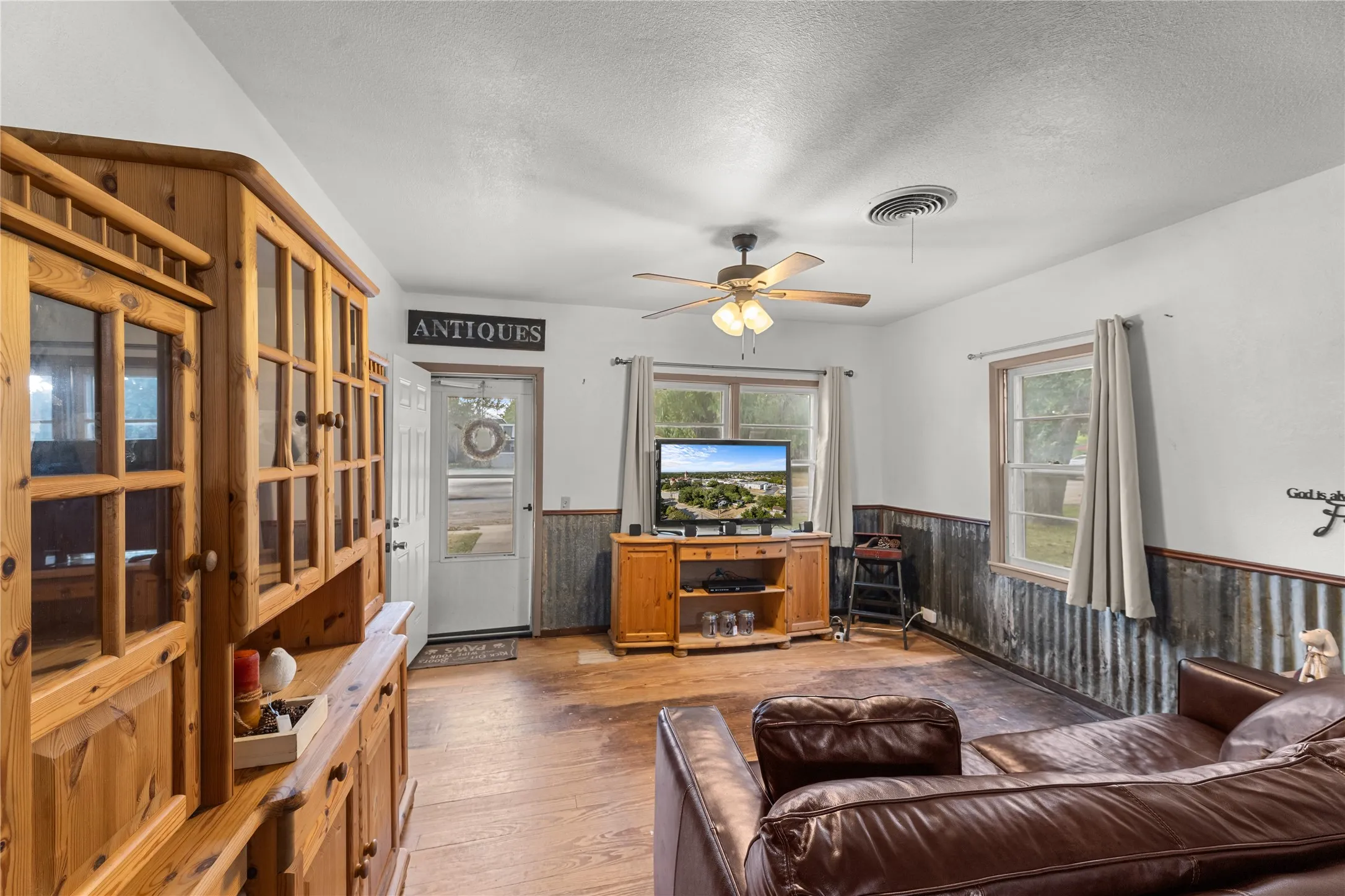 Single Family Residence For Sale in Bosque County , 207 S Erath, Meridian, Texas 76665, 2 Bedroom, 2 Bathroom, 1 Garage spaces, 1,264 Sqft, built in 1932, mls#21376256, Real Estate Agent in Meridian, Homes For Sale in Bosque county, Homes For Sale in Meridian, Realtor in Meridian Texas, Real Estate Brokerage Independent Realty Texas, Luminita Cordes Realtor