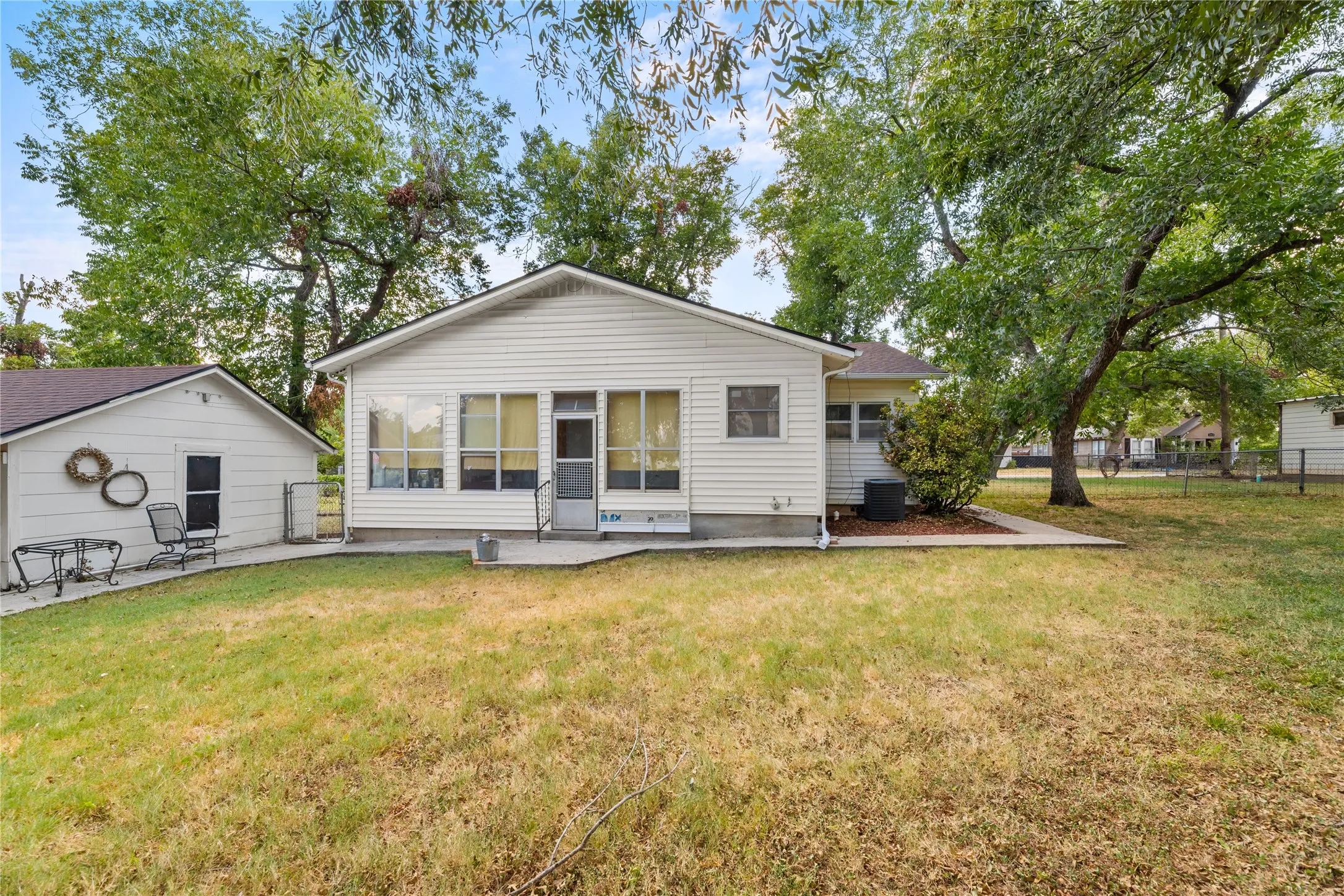 Single Family Residence For Sale in Bosque County , 207 S Erath, Meridian, Texas 76665, 2 Bedroom, 2 Bathroom, 1 Garage spaces, 1,264 Sqft, built in 1932, mls#21376256, Real Estate Agent in Meridian, Homes For Sale in Bosque county, Homes For Sale in Meridian, Realtor in Meridian Texas, Real Estate Brokerage Independent Realty Texas, Luminita Cordes Realtor
