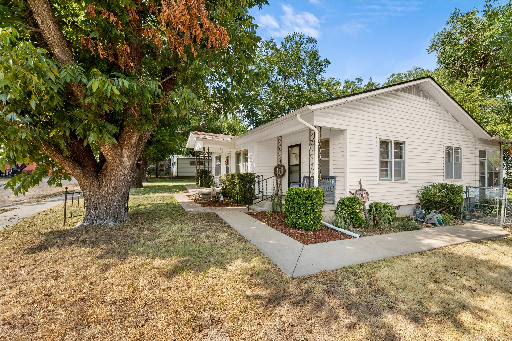 Single Family Residence For Sale in Bosque County , 207 S Erath, Meridian, Texas 76665, 2 Bedroom, 2 Bathroom, 1 Garage spaces, 1,264 Sqft, built in 1932, mls#21376256, Real Estate Agent in Meridian, Homes For Sale in Bosque county, Homes For Sale in Meridian, Realtor in Meridian Texas, Real Estate Brokerage Independent Realty Texas, Luminita Cordes Realtor