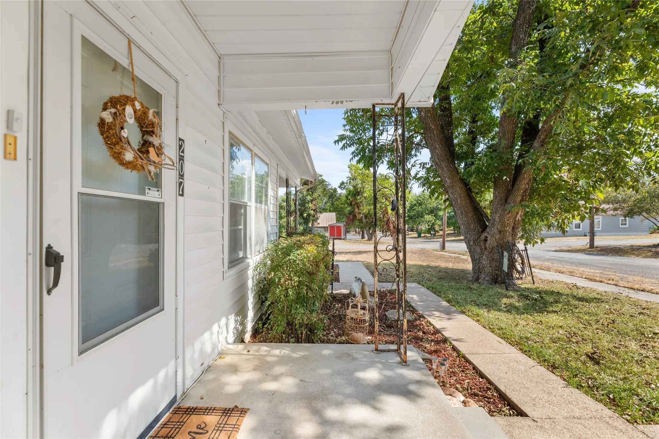 Single Family Residence For Sale in Bosque County , 207 S Erath, Meridian, Texas 76665, 2 Bedroom, 2 Bathroom, 1 Garage spaces, 1,264 Sqft, built in 1932, mls#21376256, Real Estate Agent in Meridian, Homes For Sale in Bosque county, Homes For Sale in Meridian, Realtor in Meridian Texas, Real Estate Brokerage Independent Realty Texas, Luminita Cordes Realtor