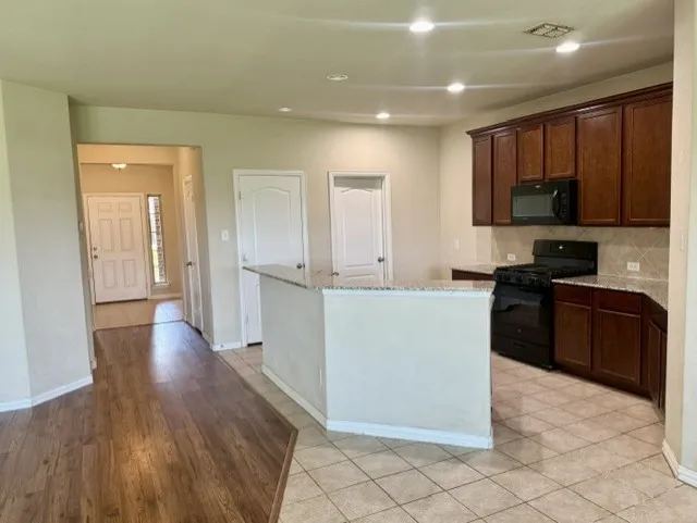 Single Family Residence For Sale in Denton County , 917 Bird Creek Drive, Little Elm, Texas 75068, 3 Bedroom, 2 Bathroom, 2 Garage spaces, 1,713 Sqft, built in 2017, mls#21376530, Real Estate Agent in Little Elm, Homes For Sale in Denton county, Homes For Sale in Little Elm, Realtor in Little Elm Texas, Real Estate Brokerage Independent Realty Texas, Luminita Cordes Realtor