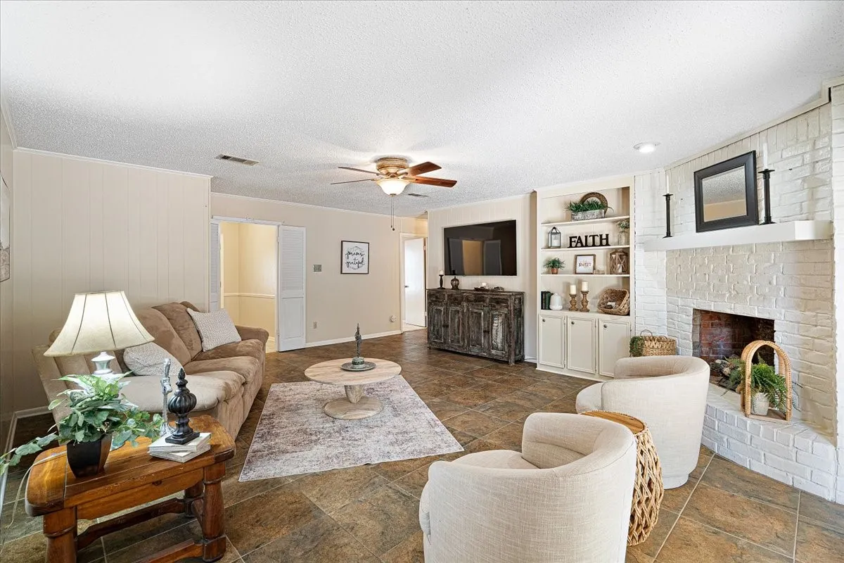 Single Family Residence For Sale in Navarro County , 3201 Louis Avenue, Corsicana, Texas 75110, 3 Bedroom, 2 Bathroom, 2 Garage spaces, 1,606 Sqft, built in 1979, mls#21373385, Real Estate Agent in Corsicana, Homes For Sale in Navarro county, Homes For Sale in Corsicana, Realtor in Corsicana Texas, Real Estate Brokerage Independent Realty Texas, Luminita Cordes Realtor