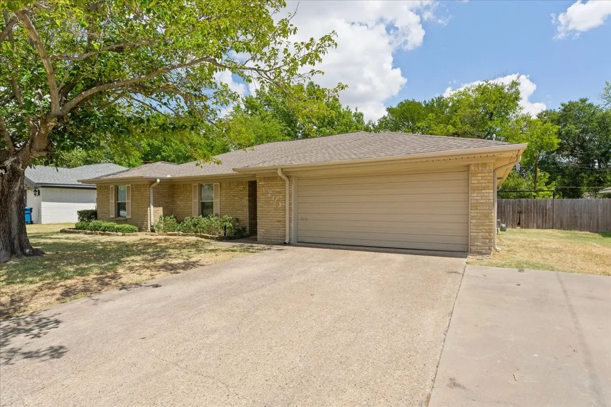 Single Family Residence For Sale in Navarro County , 3201 Louis Avenue, Corsicana, Texas 75110, 3 Bedroom, 2 Bathroom, 2 Garage spaces, 1,606 Sqft, built in 1979, mls#21373385, Real Estate Agent in Corsicana, Homes For Sale in Navarro county, Homes For Sale in Corsicana, Realtor in Corsicana Texas, Real Estate Brokerage Independent Realty Texas, Luminita Cordes Realtor