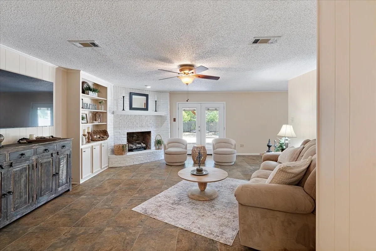 Single Family Residence For Sale in Navarro County , 3201 Louis Avenue, Corsicana, Texas 75110, 3 Bedroom, 2 Bathroom, 2 Garage spaces, 1,606 Sqft, built in 1979, mls#21373385, Real Estate Agent in Corsicana, Homes For Sale in Navarro county, Homes For Sale in Corsicana, Realtor in Corsicana Texas, Real Estate Brokerage Independent Realty Texas, Luminita Cordes Realtor