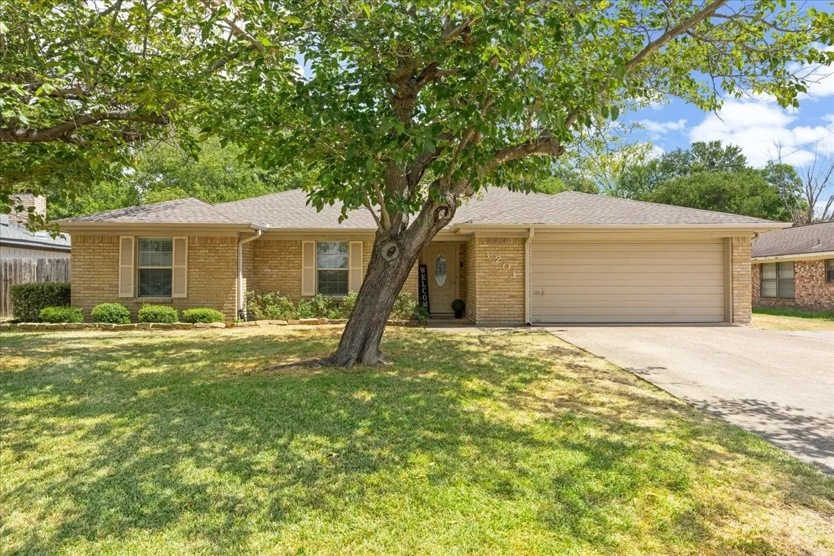 Single Family Residence For Sale in Navarro County , 3201 Louis Avenue, Corsicana, Texas 75110, 3 Bedroom, 2 Bathroom, 2 Garage spaces, 1,606 Sqft, built in 1979, mls#21373385, Real Estate Agent in Corsicana, Homes For Sale in Navarro county, Homes For Sale in Corsicana, Realtor in Corsicana Texas, Real Estate Brokerage Independent Realty Texas, Luminita Cordes Realtor