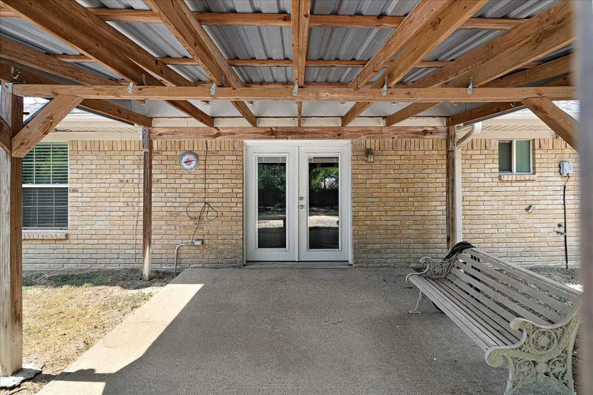 Single Family Residence For Sale in Navarro County , 3201 Louis Avenue, Corsicana, Texas 75110, 3 Bedroom, 2 Bathroom, 2 Garage spaces, 1,606 Sqft, built in 1979, mls#21373385, Real Estate Agent in Corsicana, Homes For Sale in Navarro county, Homes For Sale in Corsicana, Realtor in Corsicana Texas, Real Estate Brokerage Independent Realty Texas, Luminita Cordes Realtor