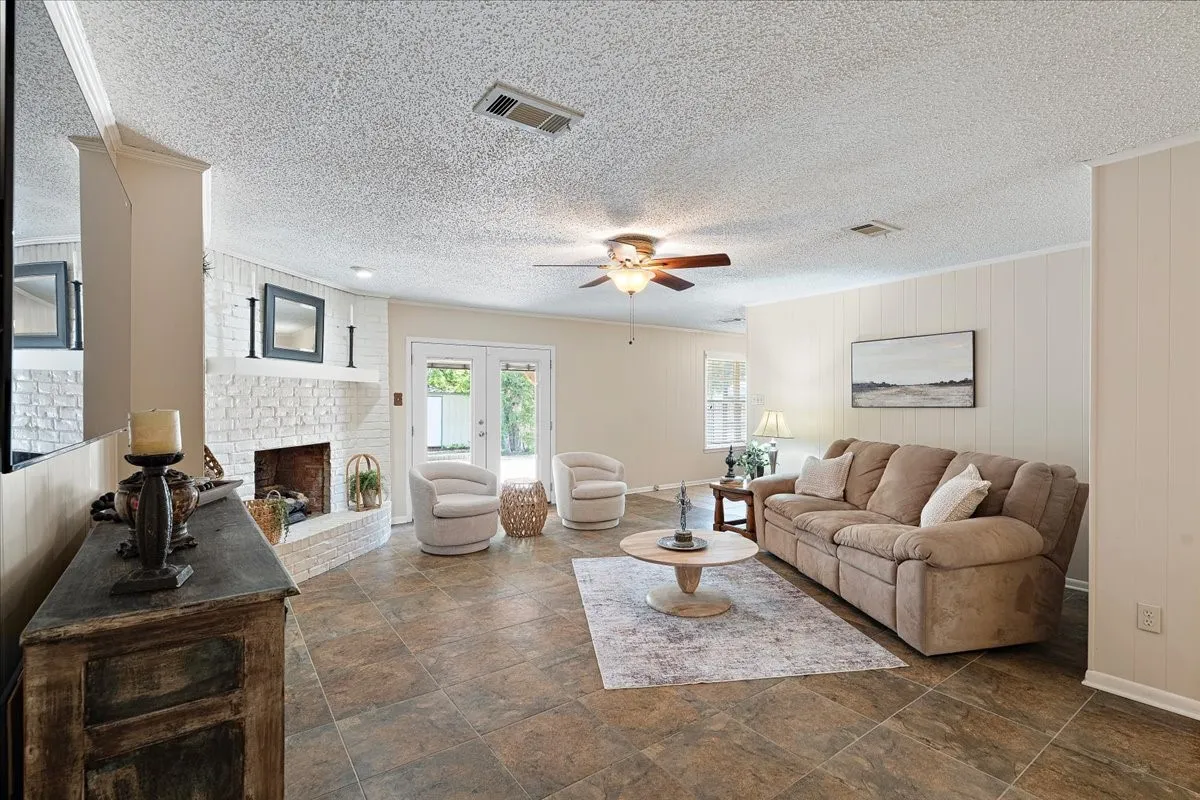 Single Family Residence For Sale in Navarro County , 3201 Louis Avenue, Corsicana, Texas 75110, 3 Bedroom, 2 Bathroom, 2 Garage spaces, 1,606 Sqft, built in 1979, mls#21373385, Real Estate Agent in Corsicana, Homes For Sale in Navarro county, Homes For Sale in Corsicana, Realtor in Corsicana Texas, Real Estate Brokerage Independent Realty Texas, Luminita Cordes Realtor