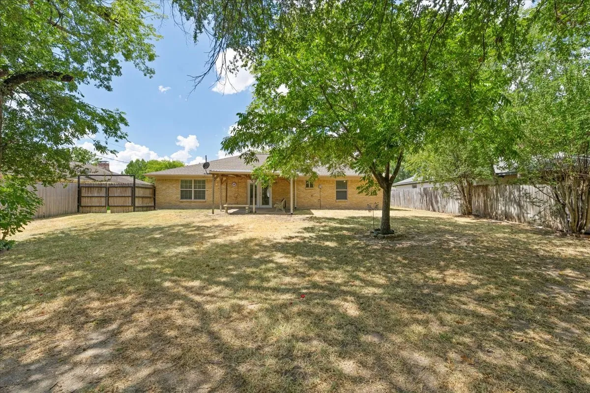Single Family Residence For Sale in Navarro County , 3201 Louis Avenue, Corsicana, Texas 75110, 3 Bedroom, 2 Bathroom, 2 Garage spaces, 1,606 Sqft, built in 1979, mls#21373385, Real Estate Agent in Corsicana, Homes For Sale in Navarro county, Homes For Sale in Corsicana, Realtor in Corsicana Texas, Real Estate Brokerage Independent Realty Texas, Luminita Cordes Realtor