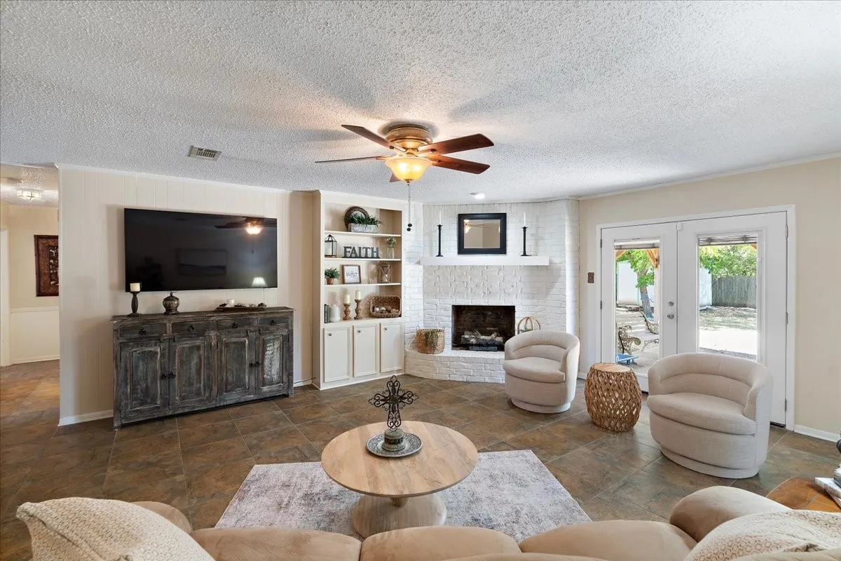 Single Family Residence For Sale in Navarro County , 3201 Louis Avenue, Corsicana, Texas 75110, 3 Bedroom, 2 Bathroom, 2 Garage spaces, 1,606 Sqft, built in 1979, mls#21373385, Real Estate Agent in Corsicana, Homes For Sale in Navarro county, Homes For Sale in Corsicana, Realtor in Corsicana Texas, Real Estate Brokerage Independent Realty Texas, Luminita Cordes Realtor