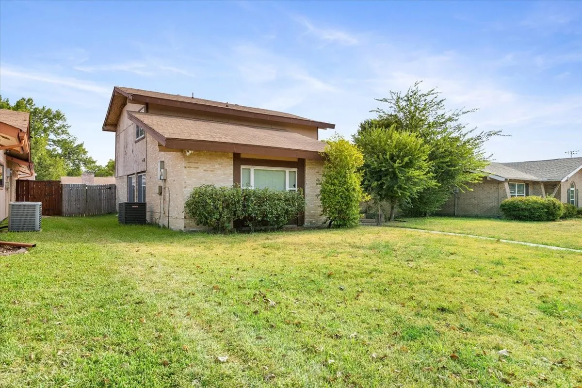 Single Family Residence For Sale in Dallas County , 1822 Glouchester Drive, Garland, Texas 75044, 4 Bedroom, 2 Bathroom, 2 Garage spaces, 2,400 Sqft, built in 1973, mls#21376542, Real Estate Agent in Garland, Homes For Sale in Dallas county, Homes For Sale in Garland, Realtor in Garland Texas, Real Estate Brokerage Independent Realty Texas, Luminita Cordes Realtor