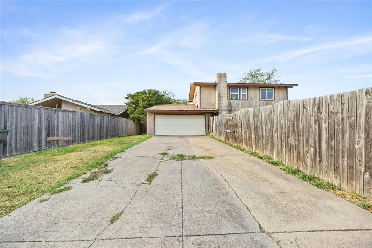 Single Family Residence For Sale in Dallas County , 1822 Glouchester Drive, Garland, Texas 75044, 4 Bedroom, 2 Bathroom, 2 Garage spaces, 2,400 Sqft, built in 1973, mls#21376542, Real Estate Agent in Garland, Homes For Sale in Dallas county, Homes For Sale in Garland, Realtor in Garland Texas, Real Estate Brokerage Independent Realty Texas, Luminita Cordes Realtor
